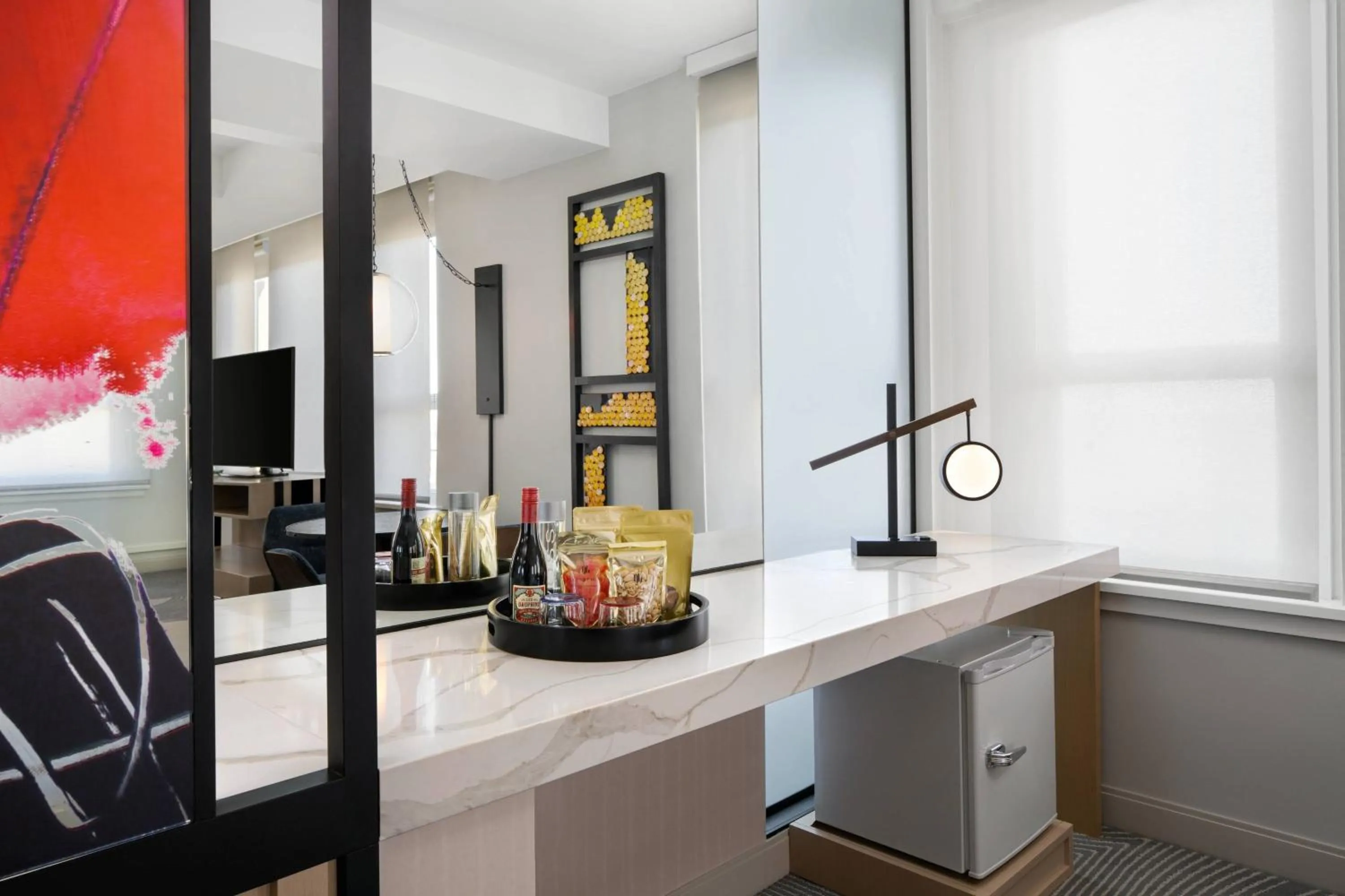 Lounge or bar in Glass Light Hotel & Gallery, Autograph Collection