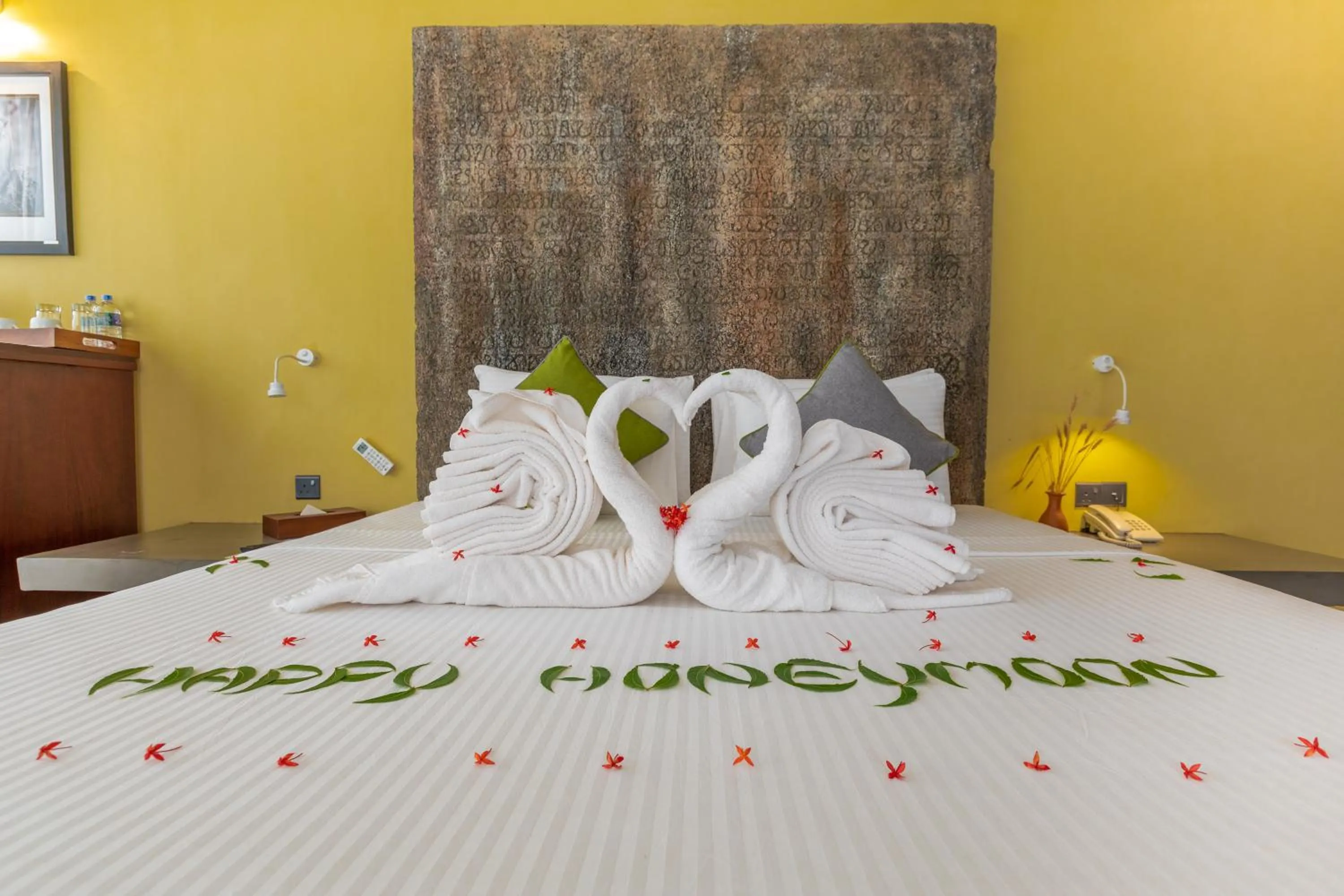 Photo of the whole room, Bed in Sigiriya King's Resort