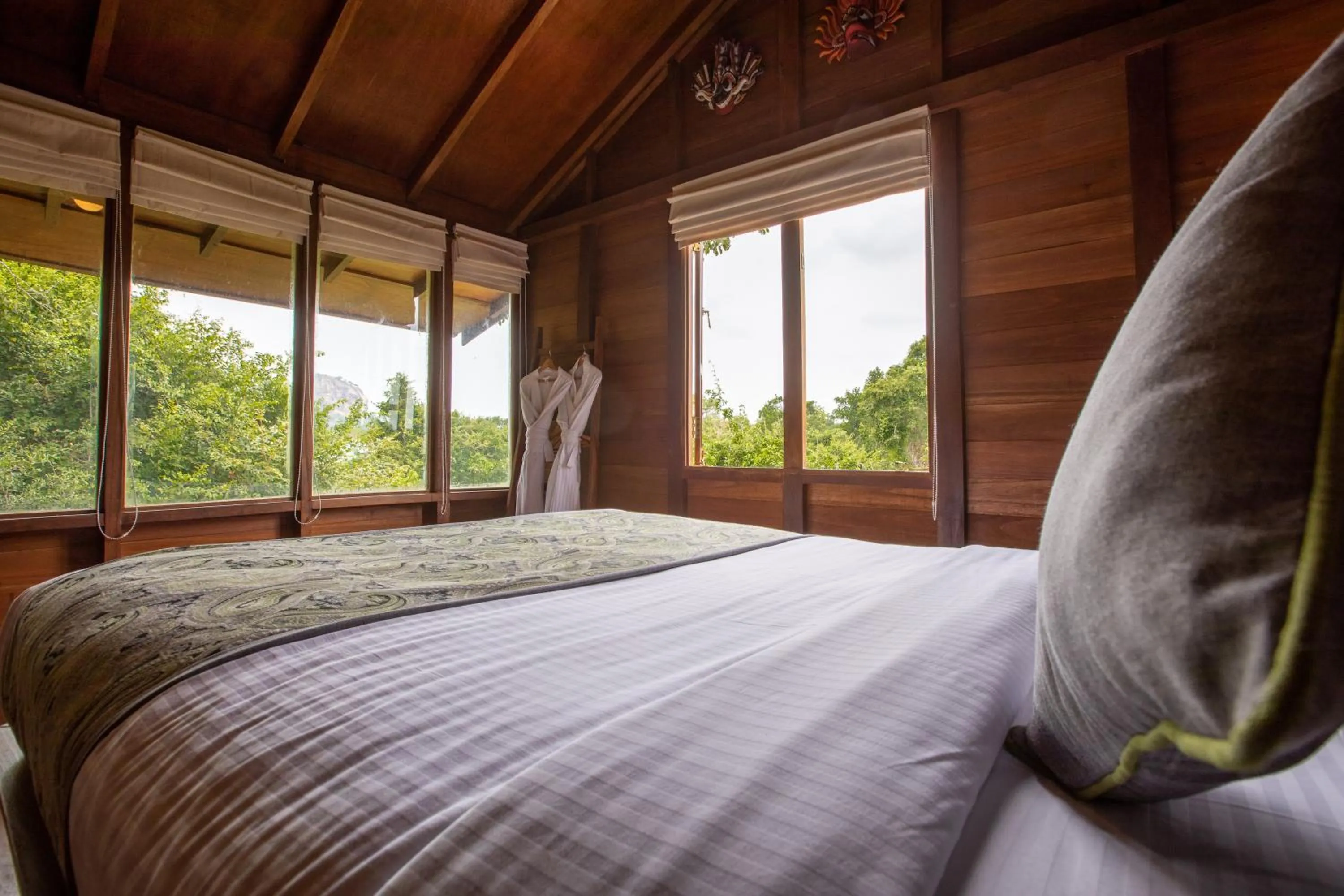 Photo of the whole room, Bed in Sigiriya King's Resort