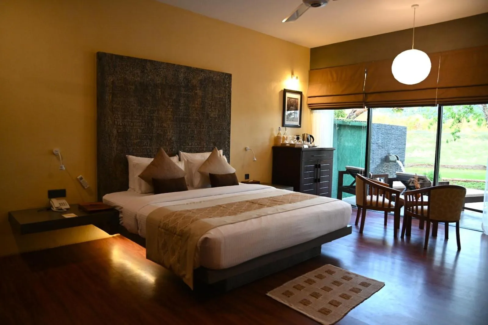 Photo of the whole room, Bed in Sigiriya King's Resort
