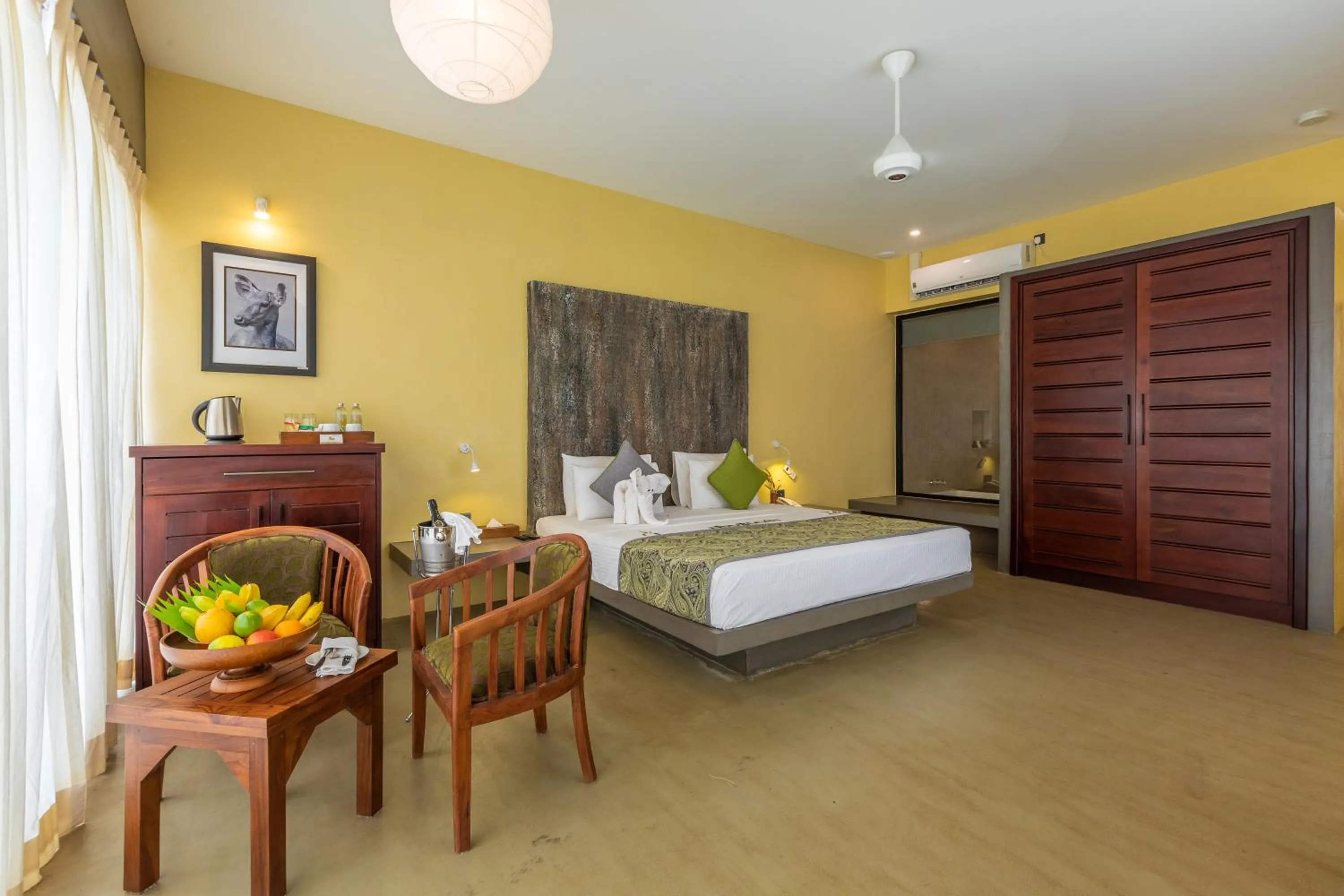 Photo of the whole room, Bed in Sigiriya King's Resort