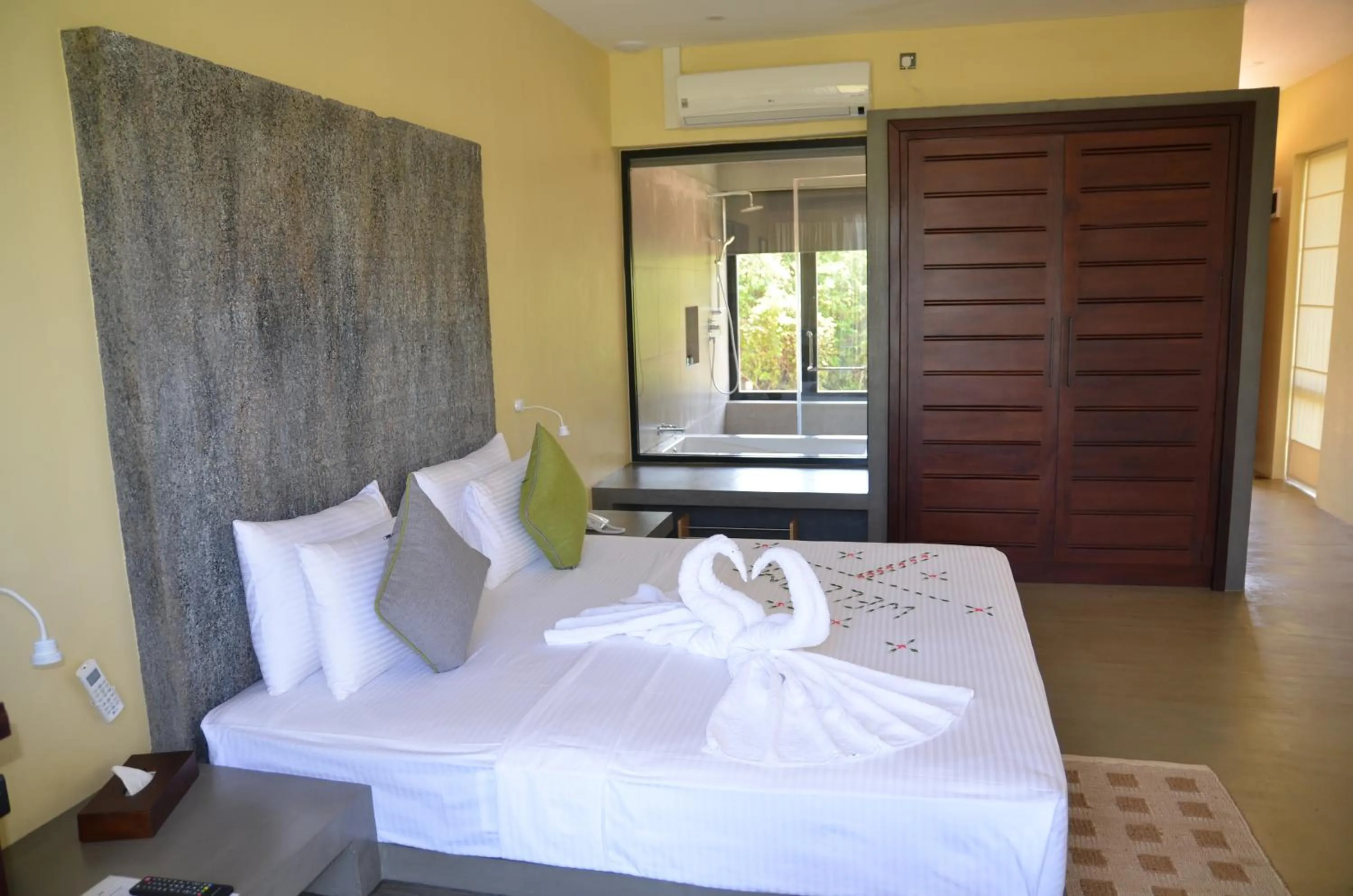 Photo of the whole room, Bed in Sigiriya King's Resort
