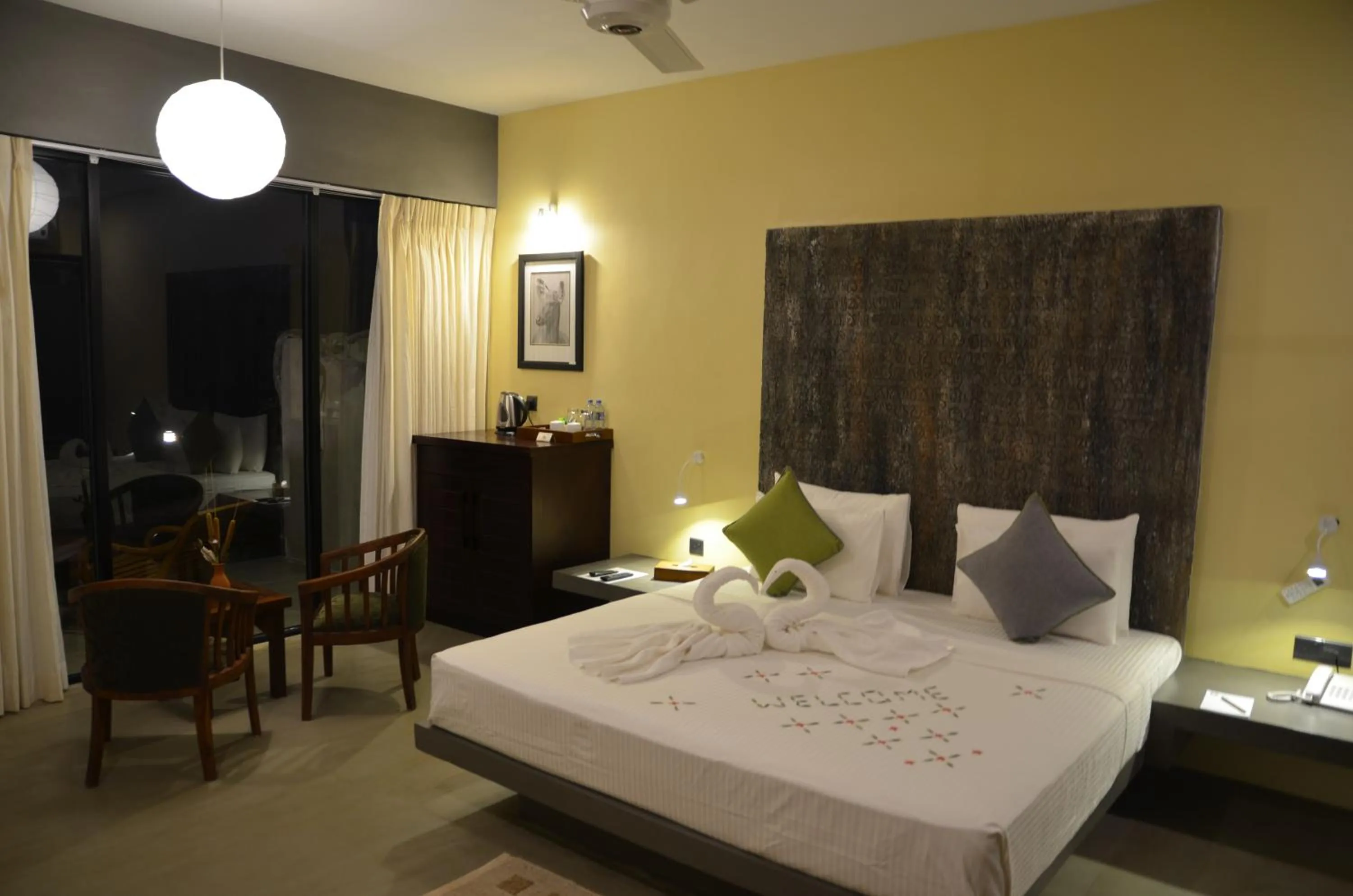 Photo of the whole room, Bed in Sigiriya King's Resort
