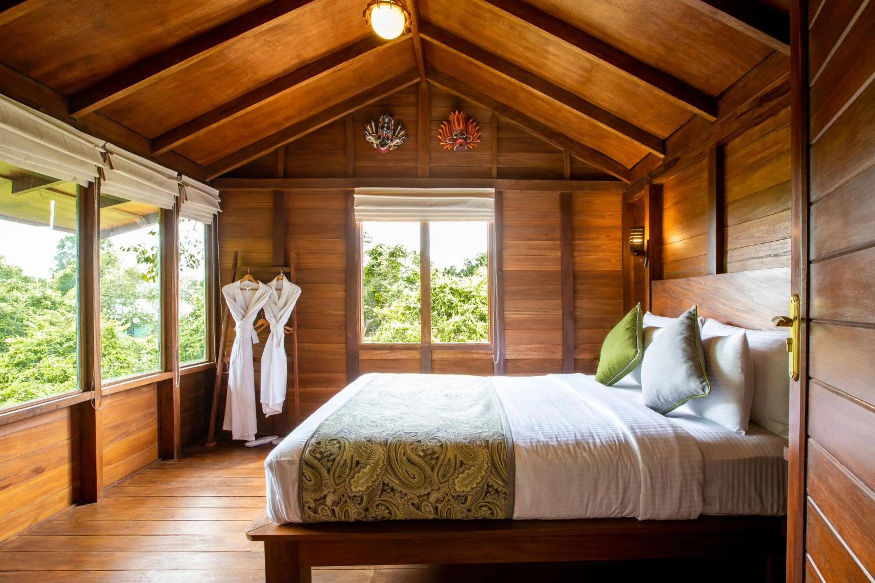 Photo of the whole room, Bed in Sigiriya King's Resort