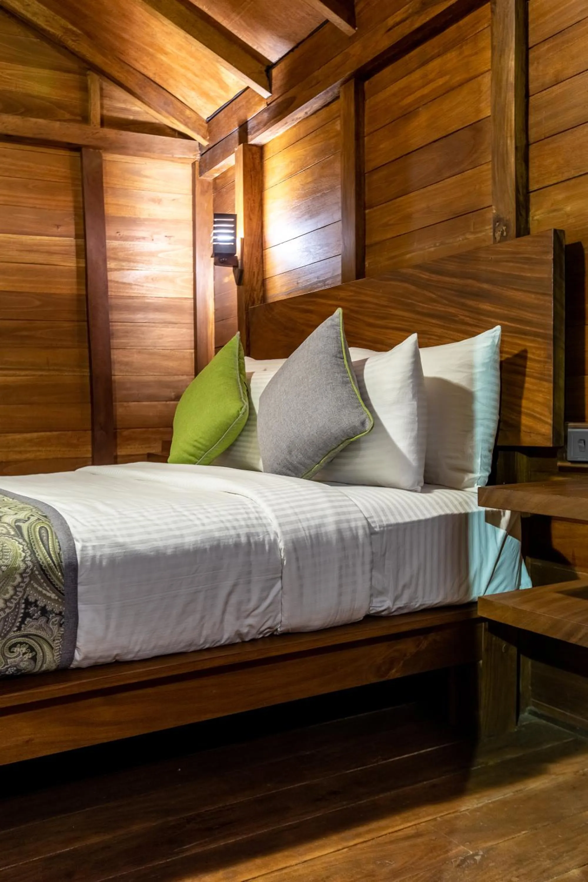 Photo of the whole room, Bed in Sigiriya King's Resort