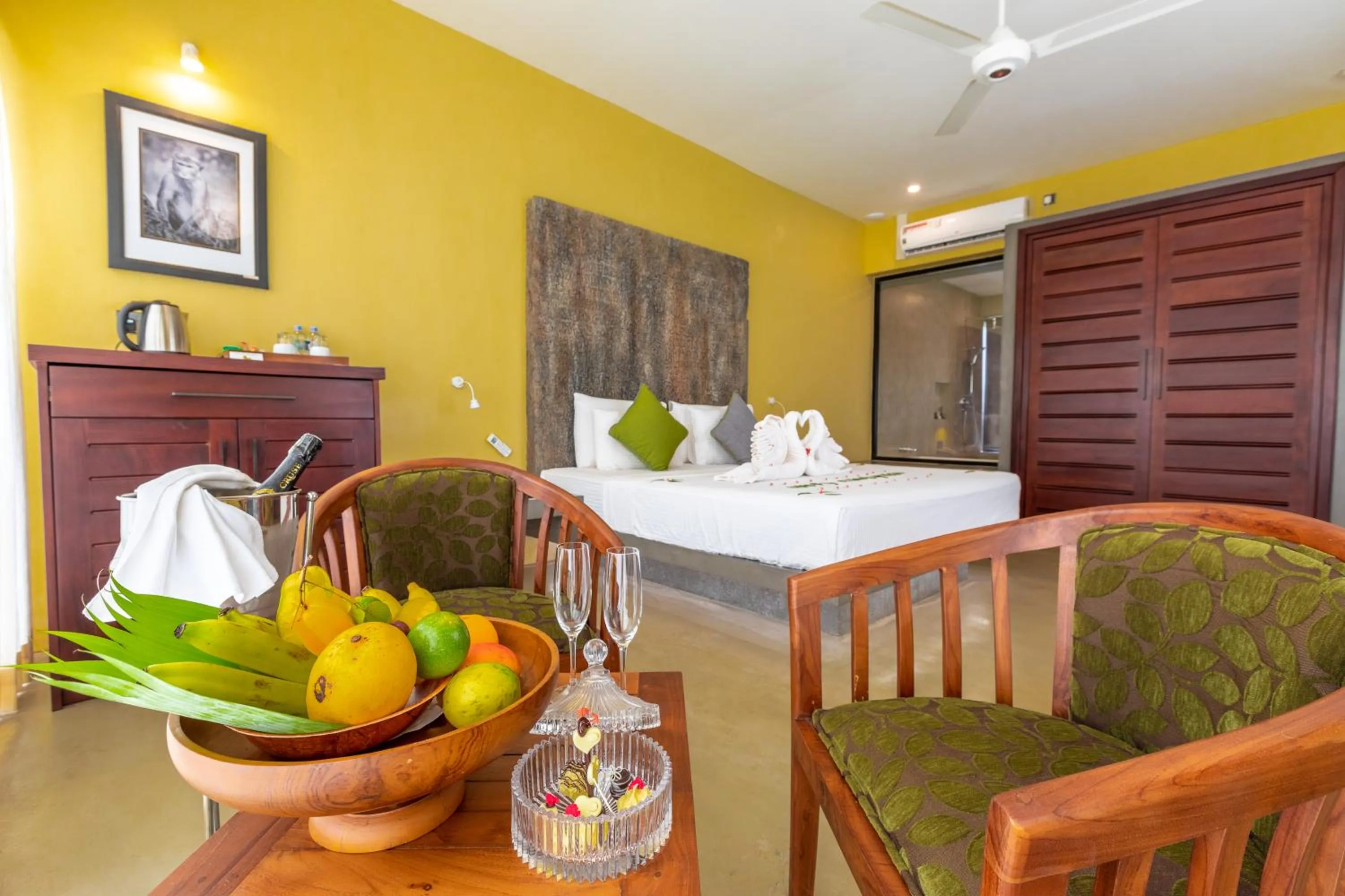 Photo of the whole room, Bed in Sigiriya King's Resort