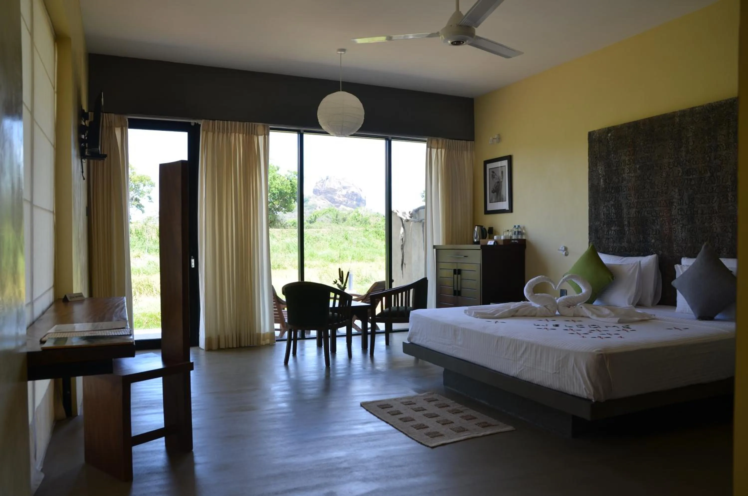 Living room, Bed in Sigiriya King's Resort