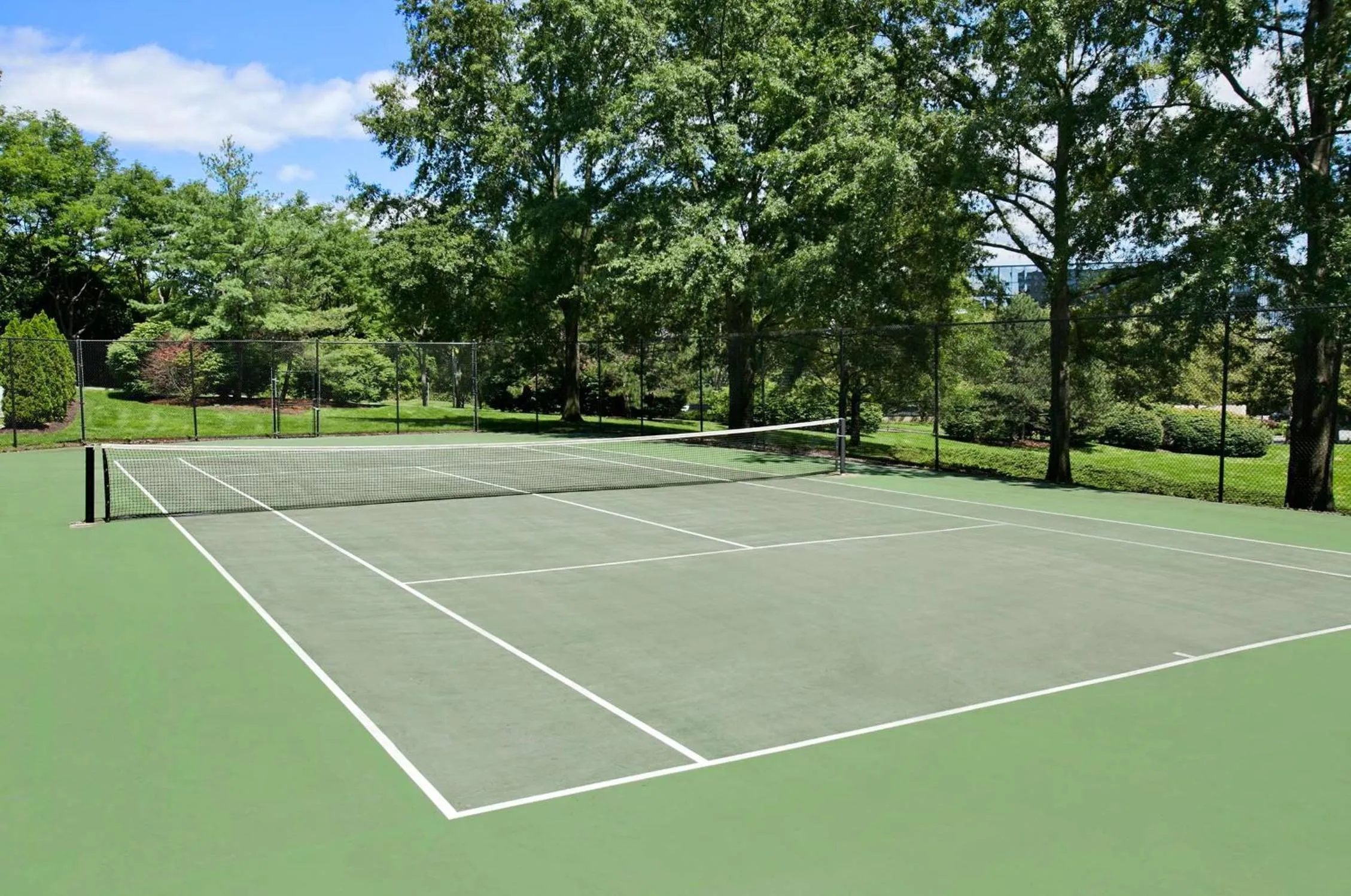 Tennis court in DoubleTree by Hilton Stamford
