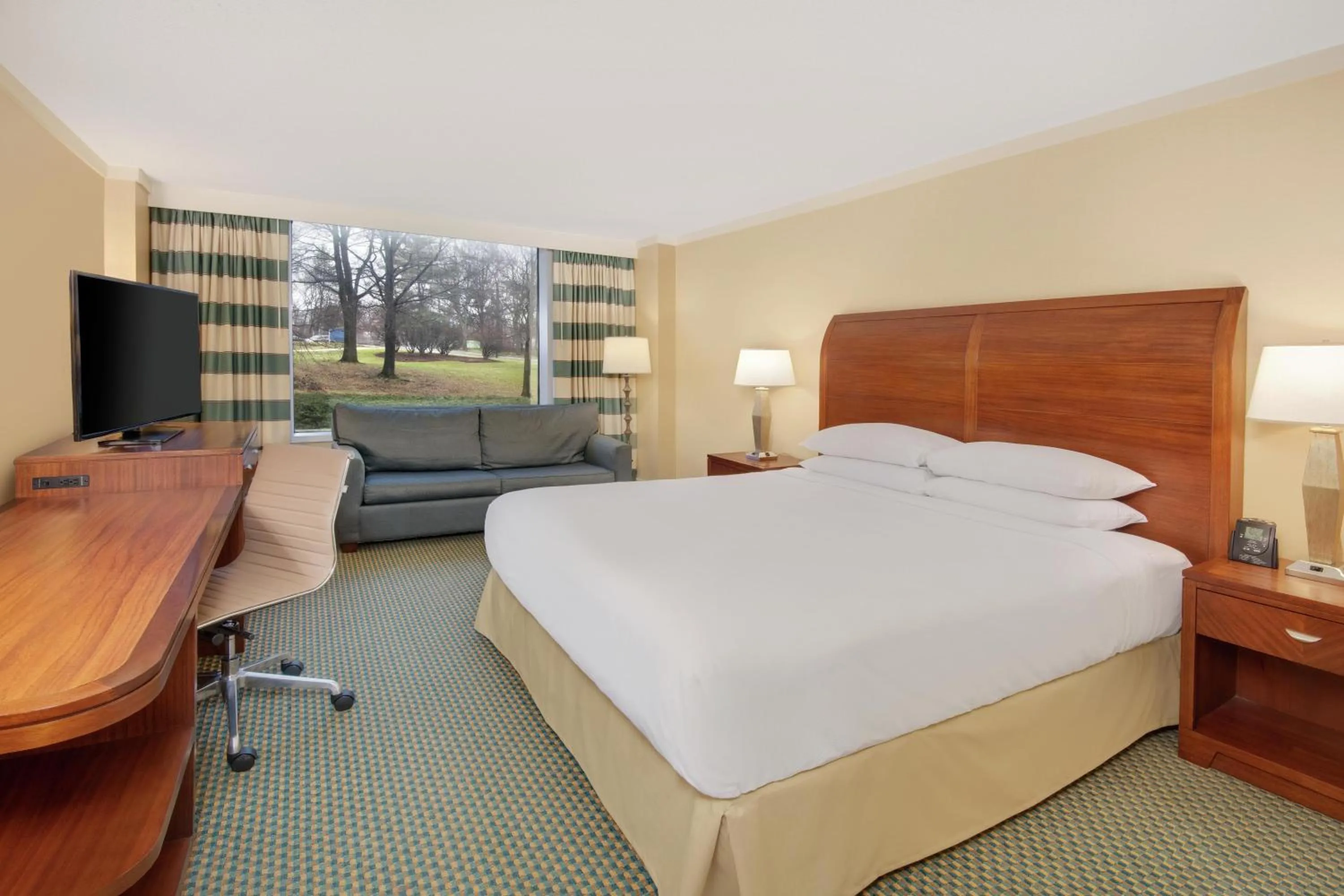 Bedroom, Bed in DoubleTree by Hilton Stamford