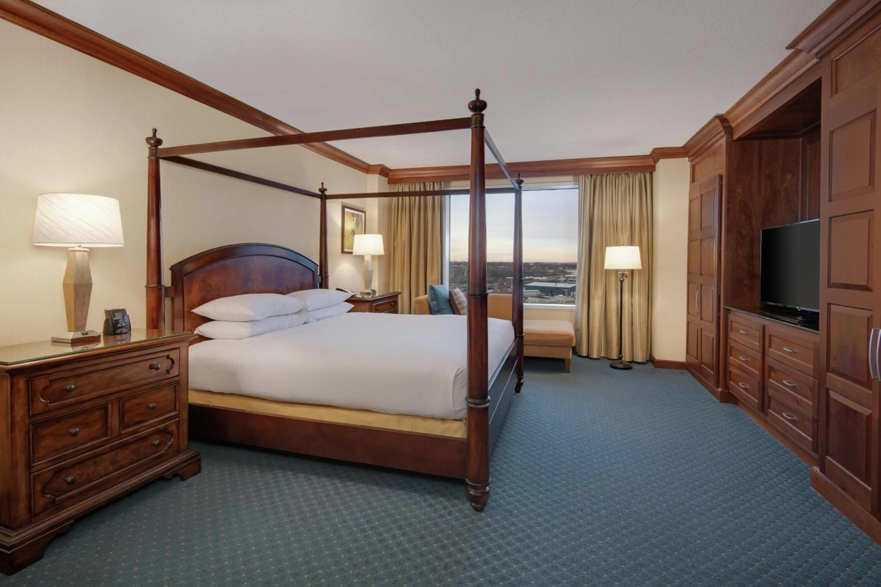 Living room, Bed in DoubleTree by Hilton Stamford