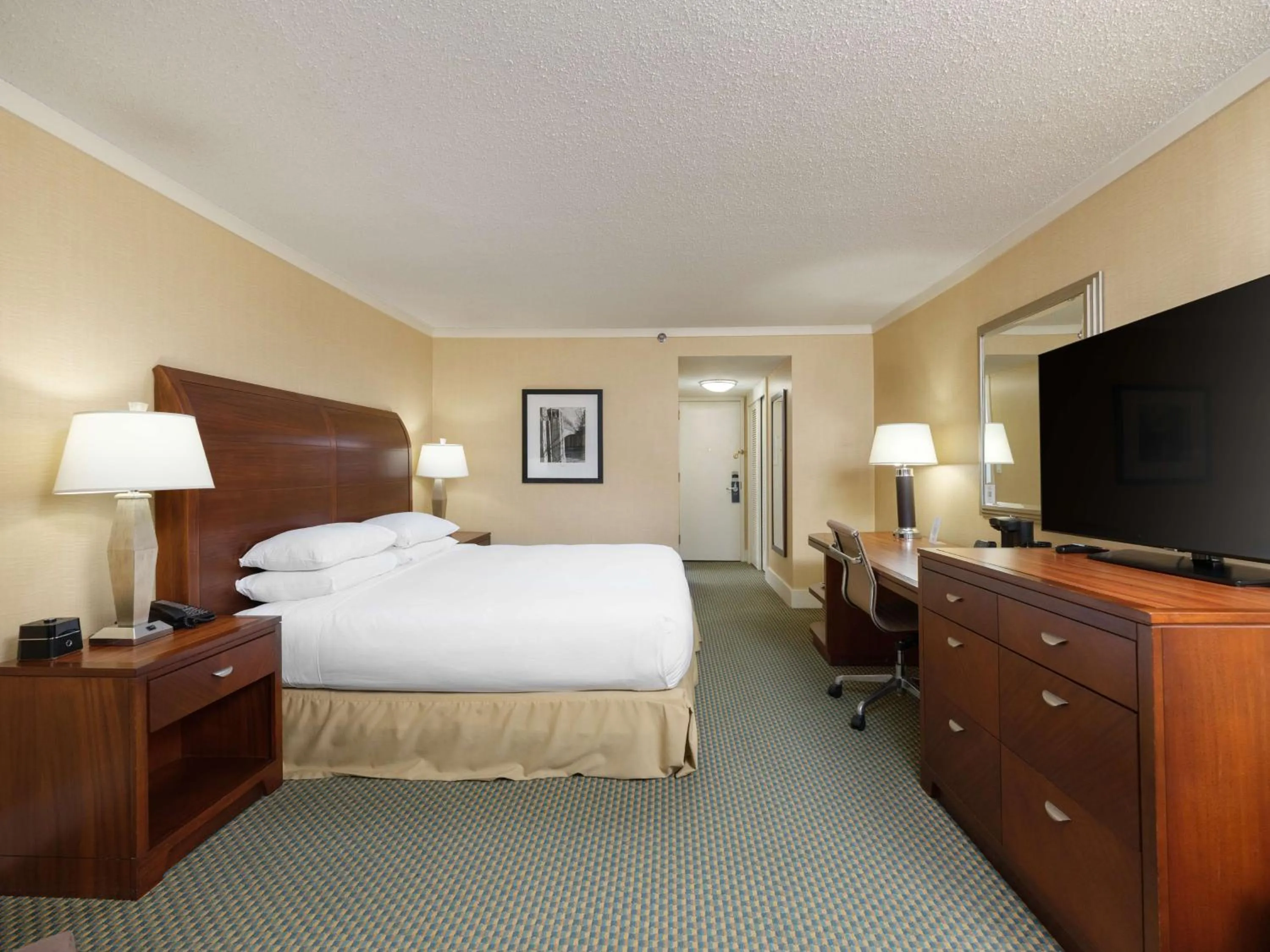 Bedroom, Bed in DoubleTree by Hilton Stamford