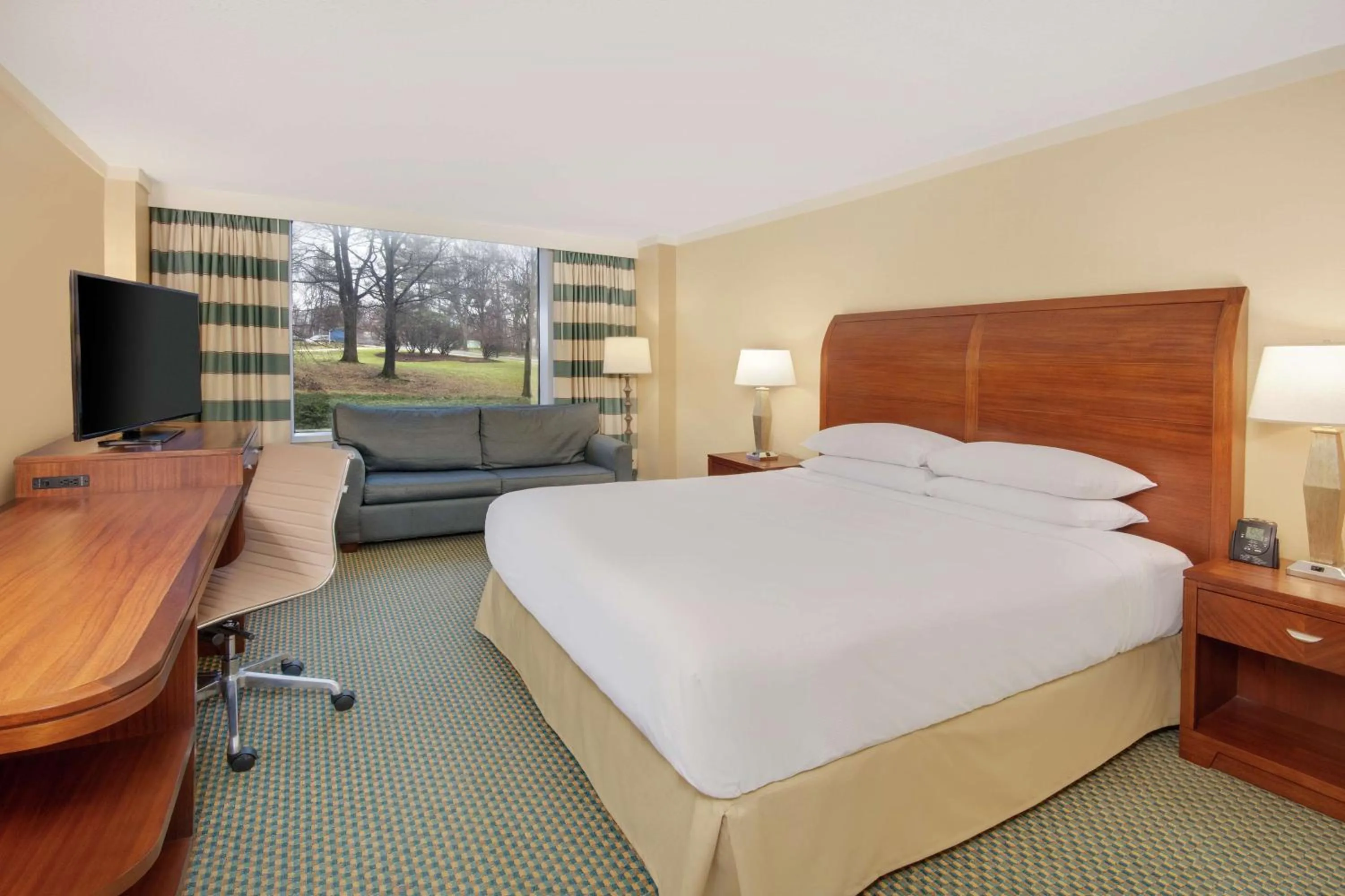 Bedroom, Bed in DoubleTree by Hilton Stamford