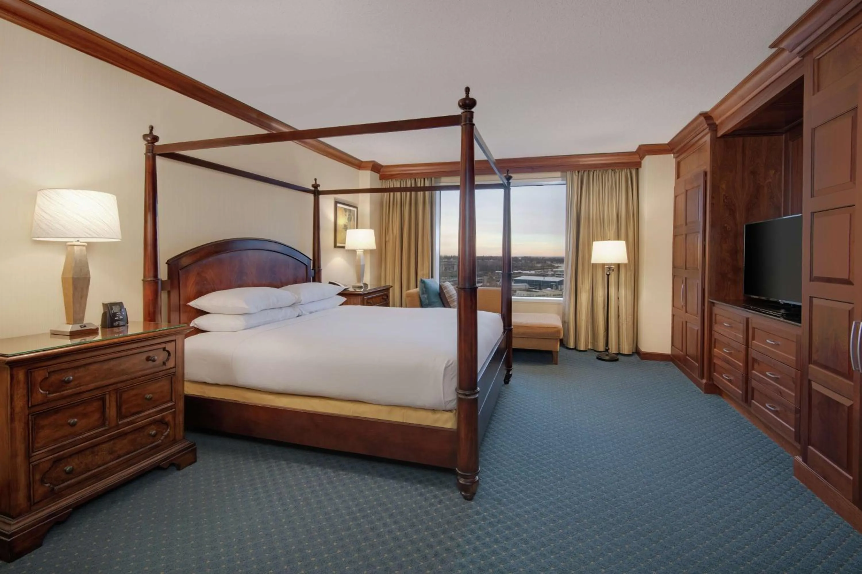 Living room, Bed in DoubleTree by Hilton Stamford