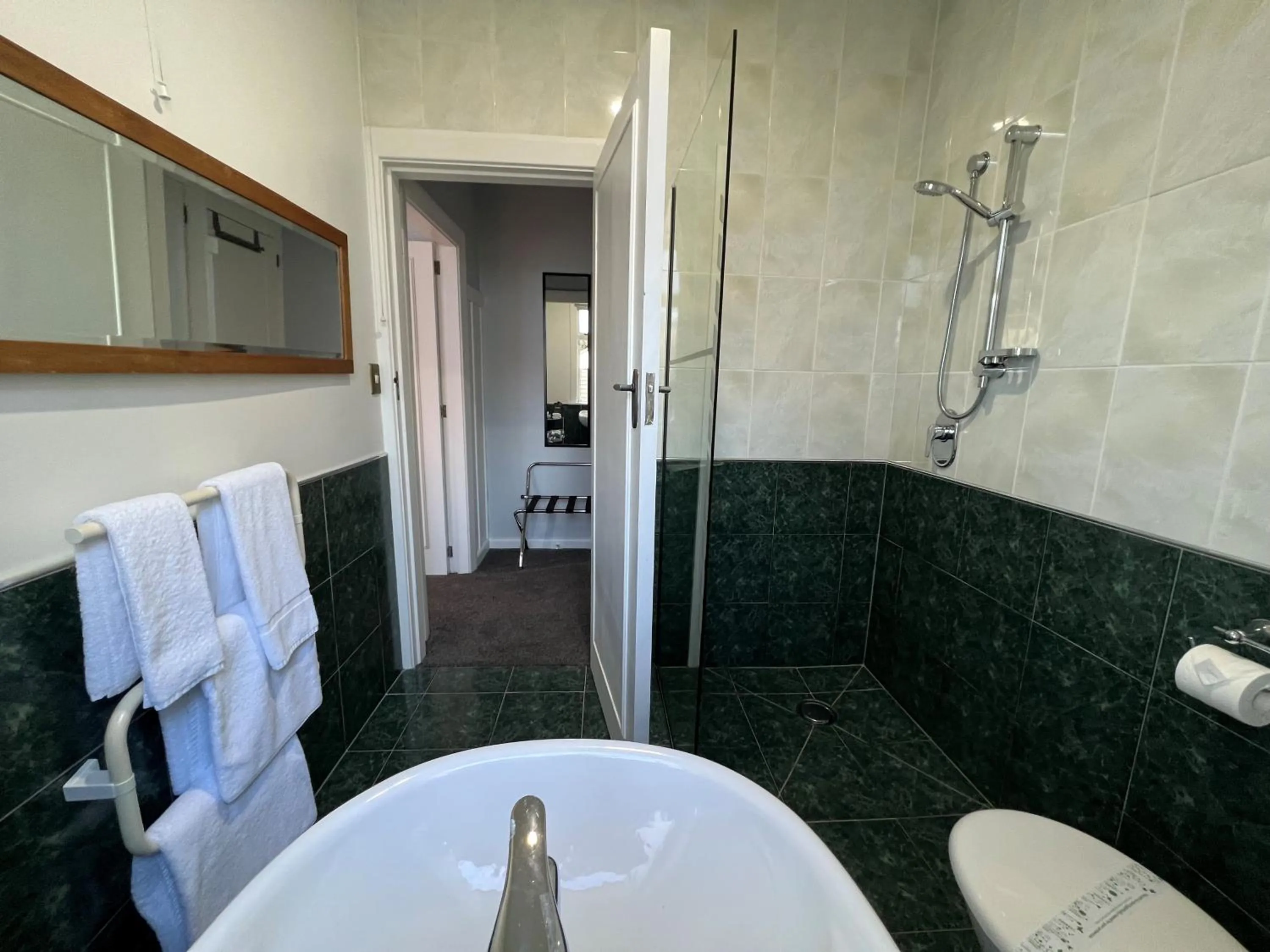 Shower in Harrogate Gardens Motel