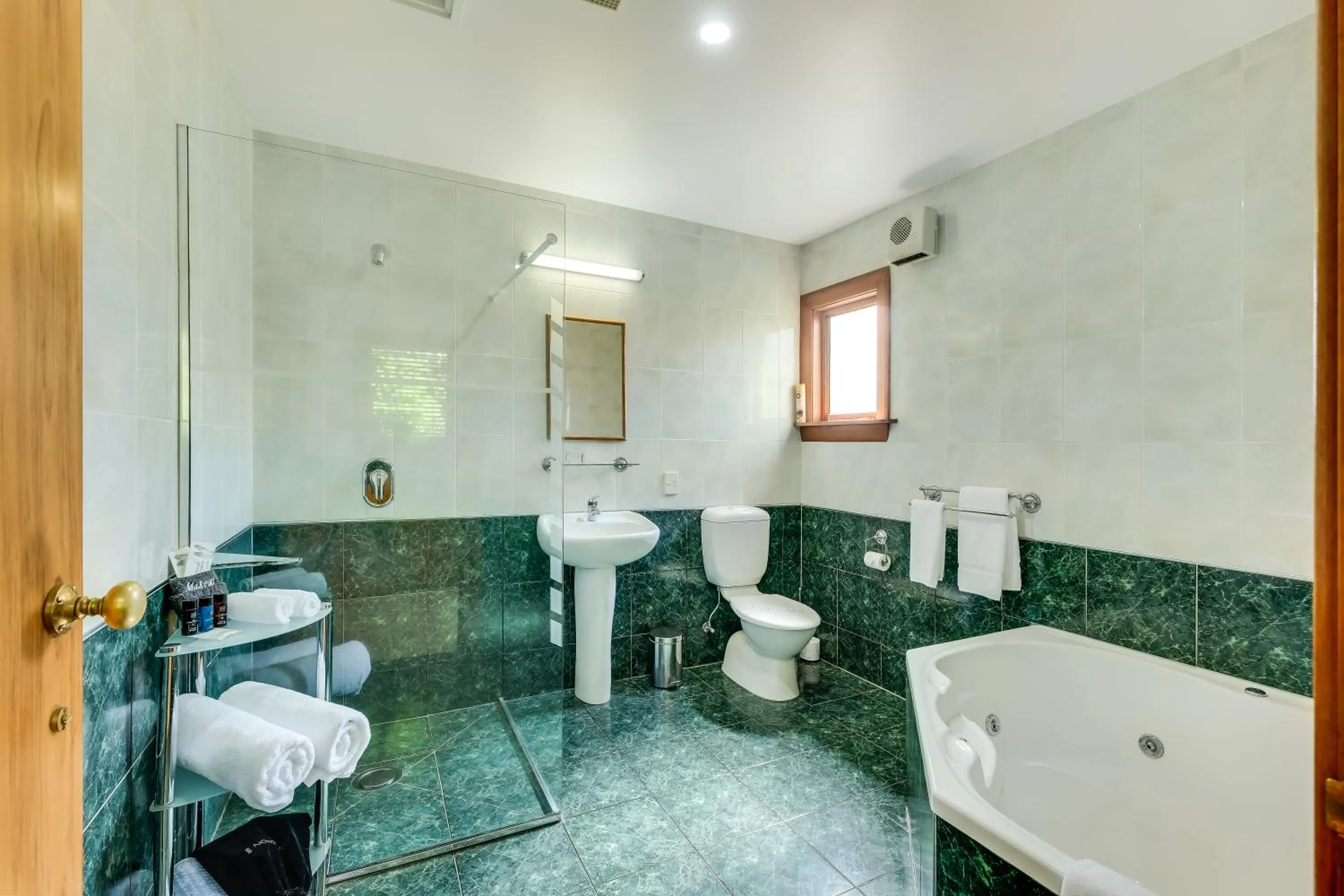 Shower in Harrogate Gardens Motel