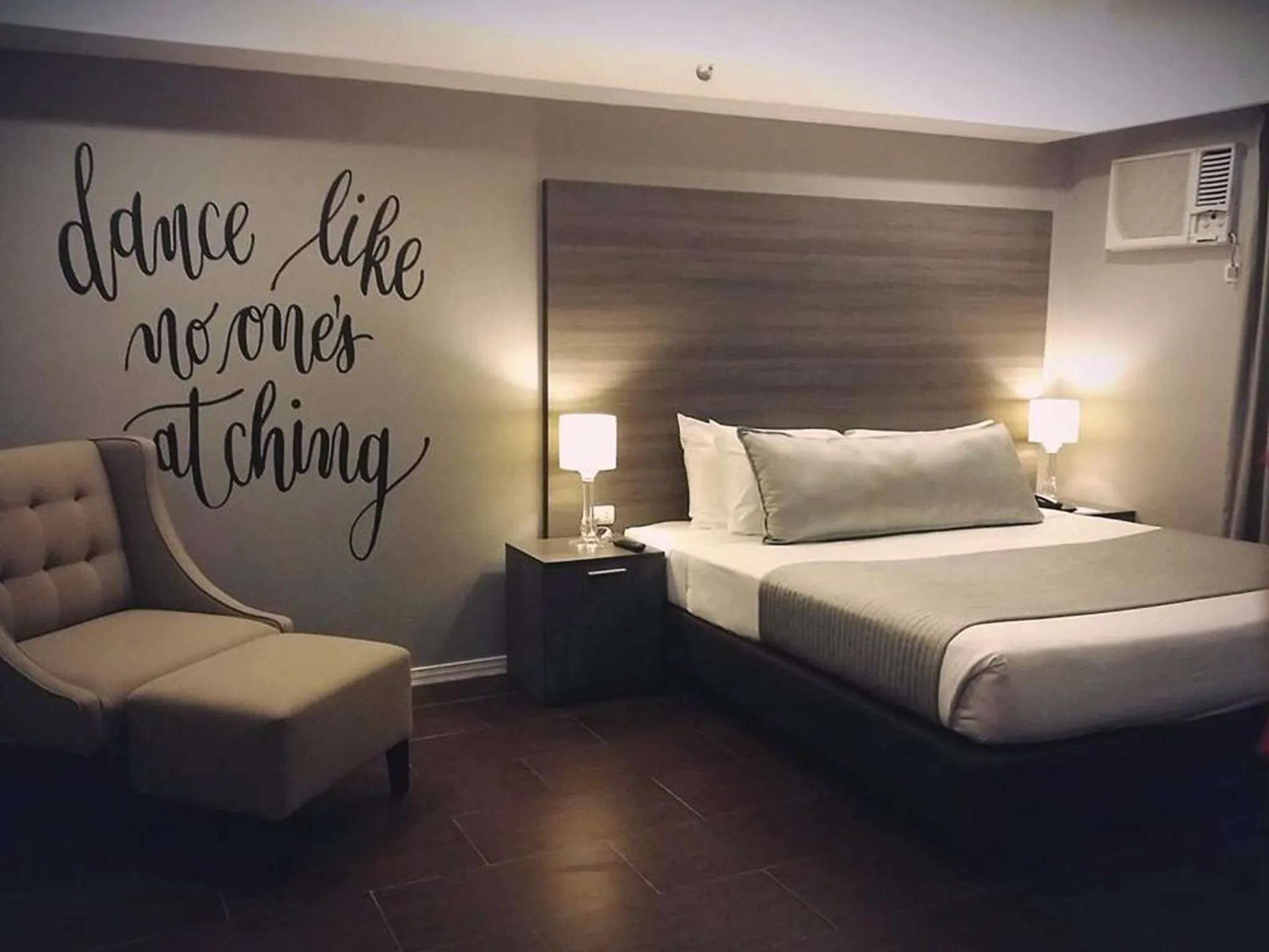 Photo of the whole room, Bed in Astoria Greenbelt