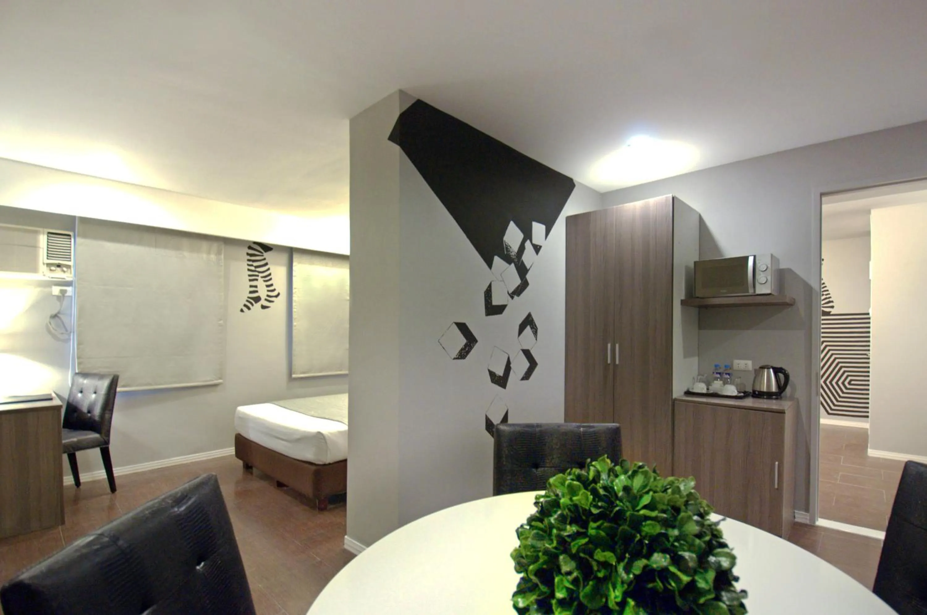 Dining area, Bed in Astoria Greenbelt