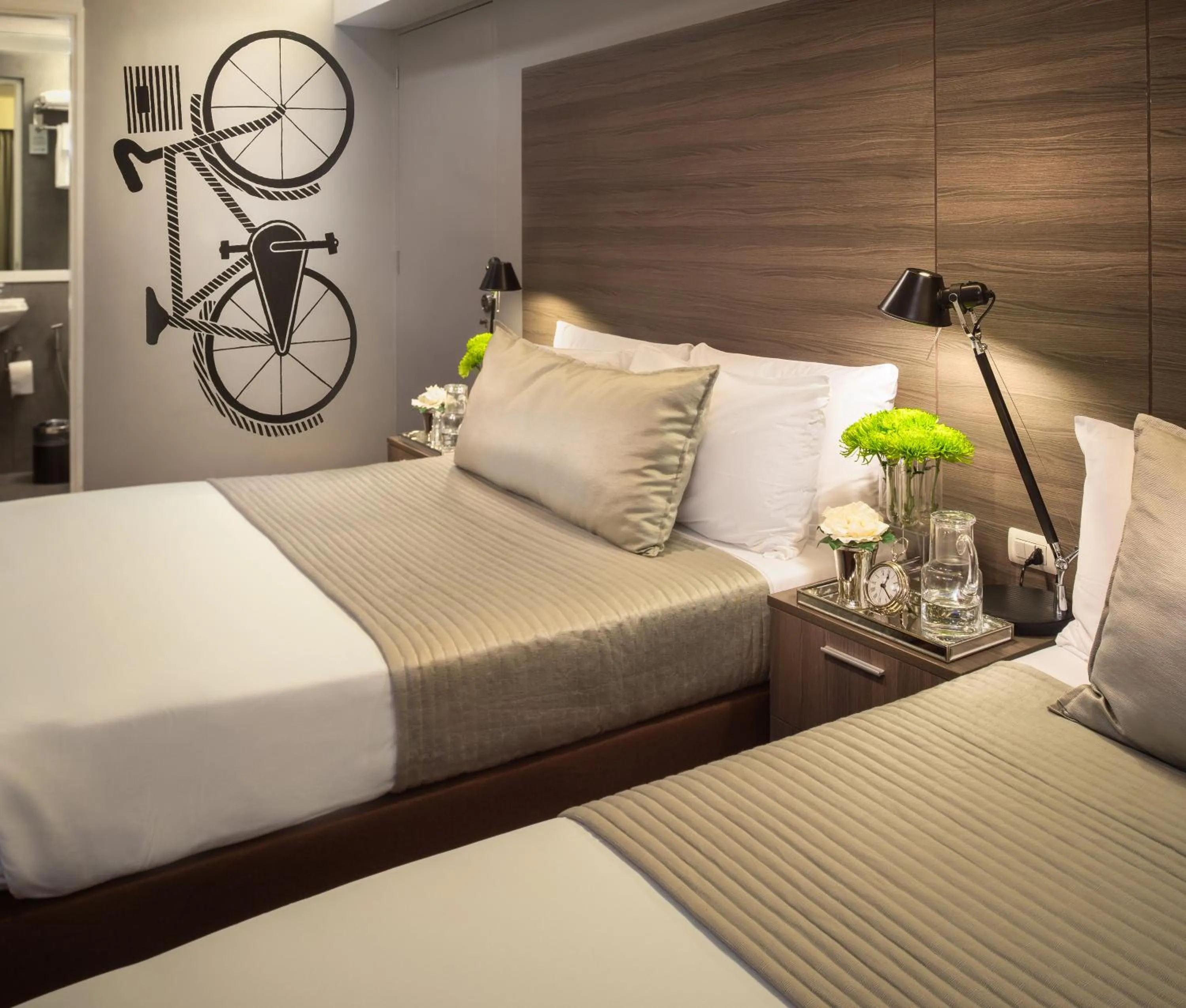 Photo of the whole room, Bed in Astoria Greenbelt