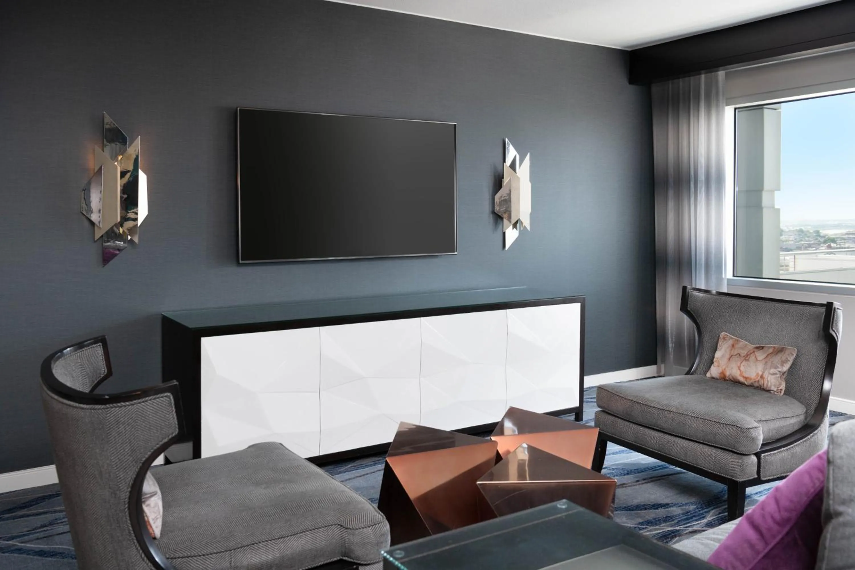 TV and multimedia in Hilton Baltimore Inner Harbor