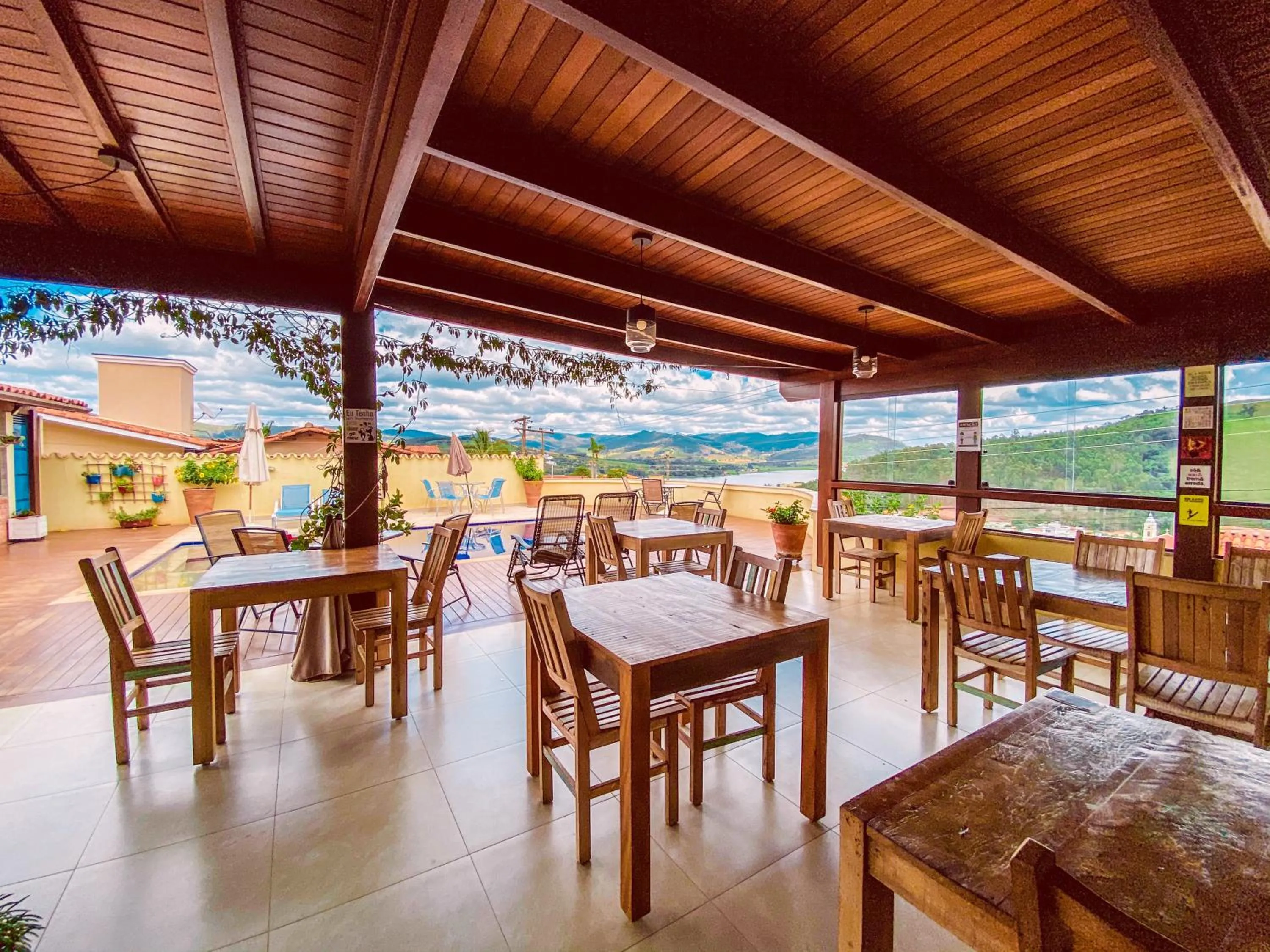 Dining area in Pousada Quintal da Lua