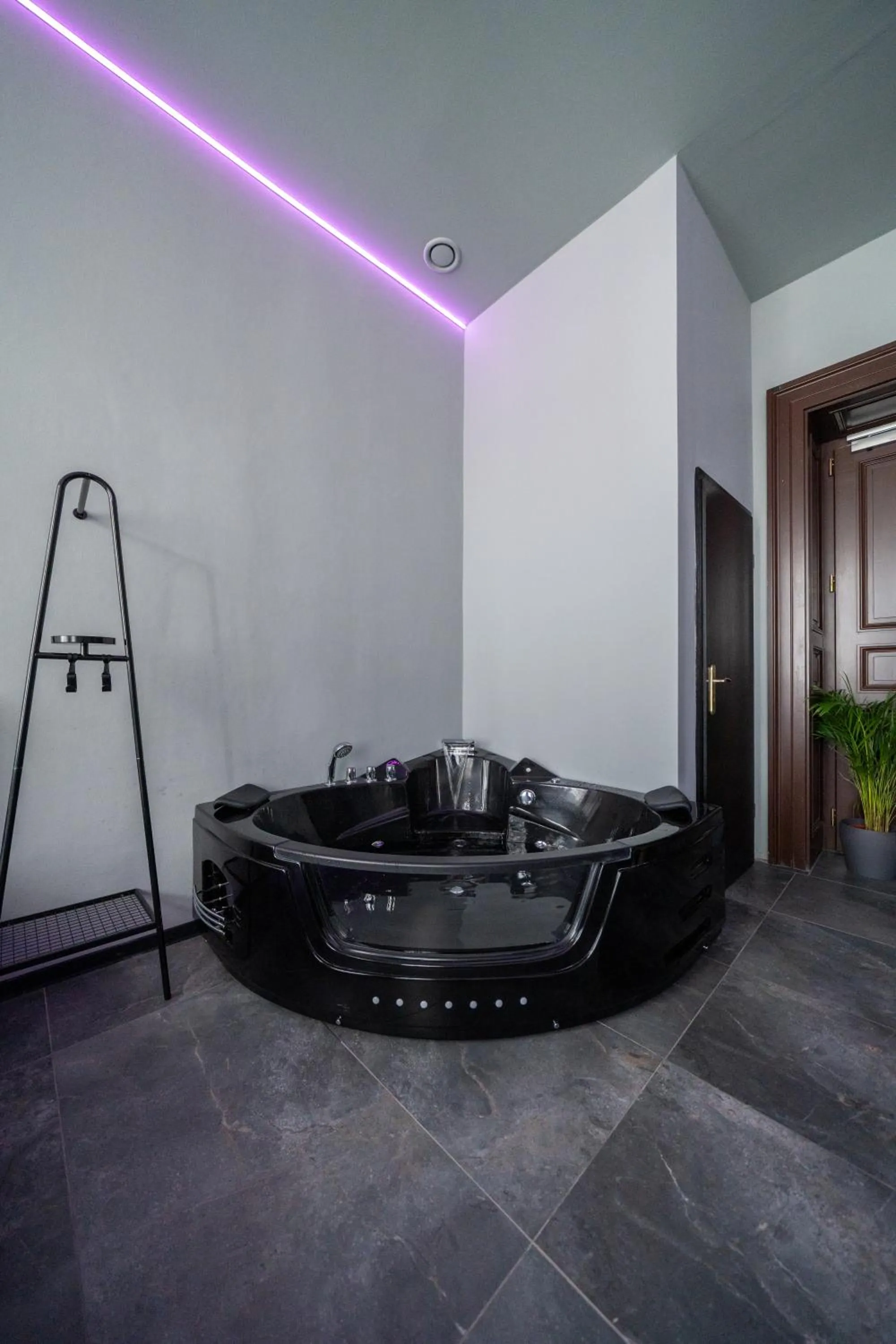 Hot Tub in Wellness Rooms Central