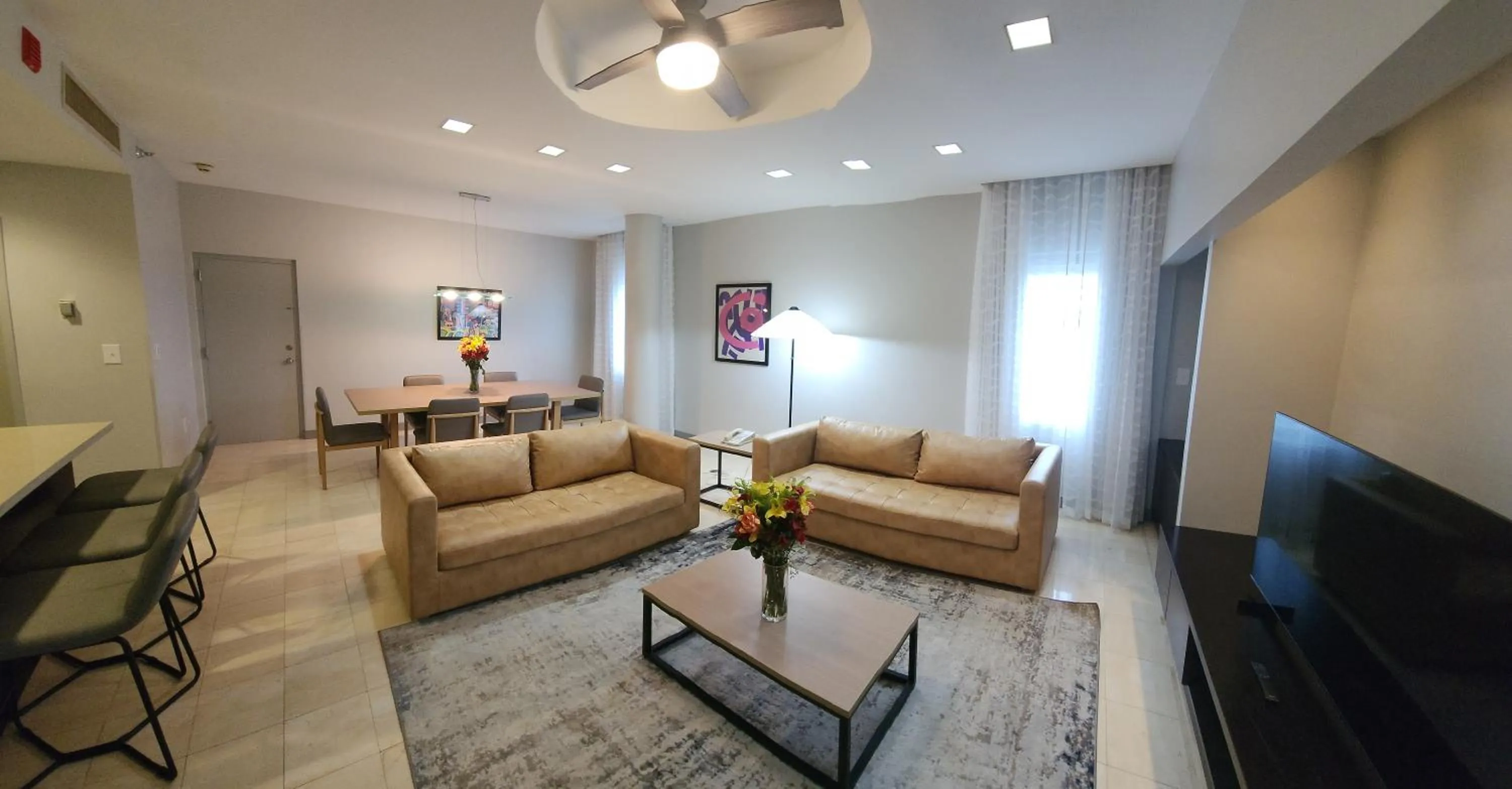 Dining area in Miami International Airport Hotel