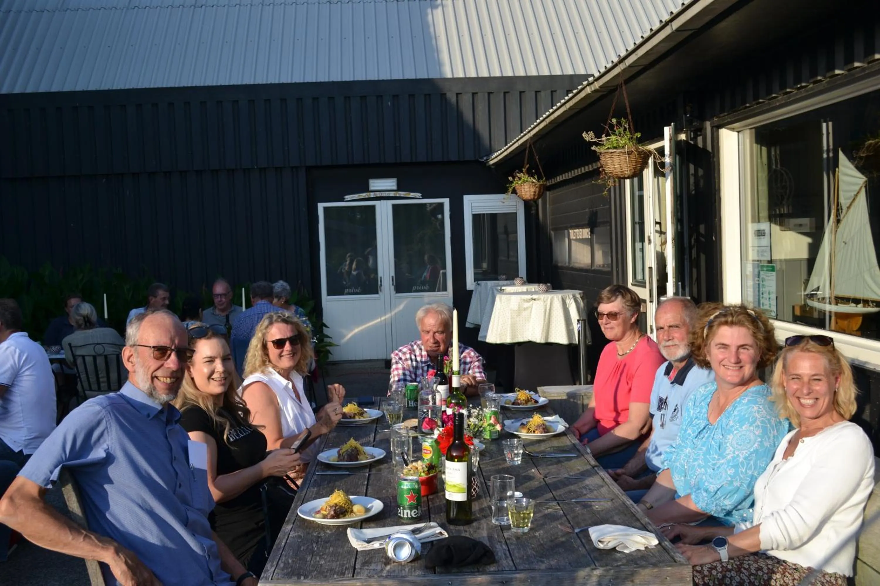 Restaurant/places to eat in lodge 61 hotel aan het water