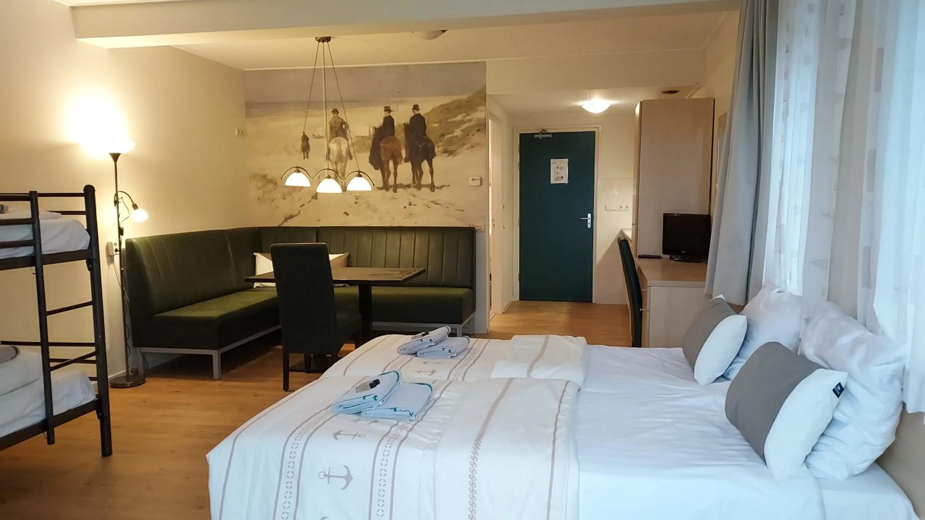 Property building, Bed in lodge 61 hotel aan het water