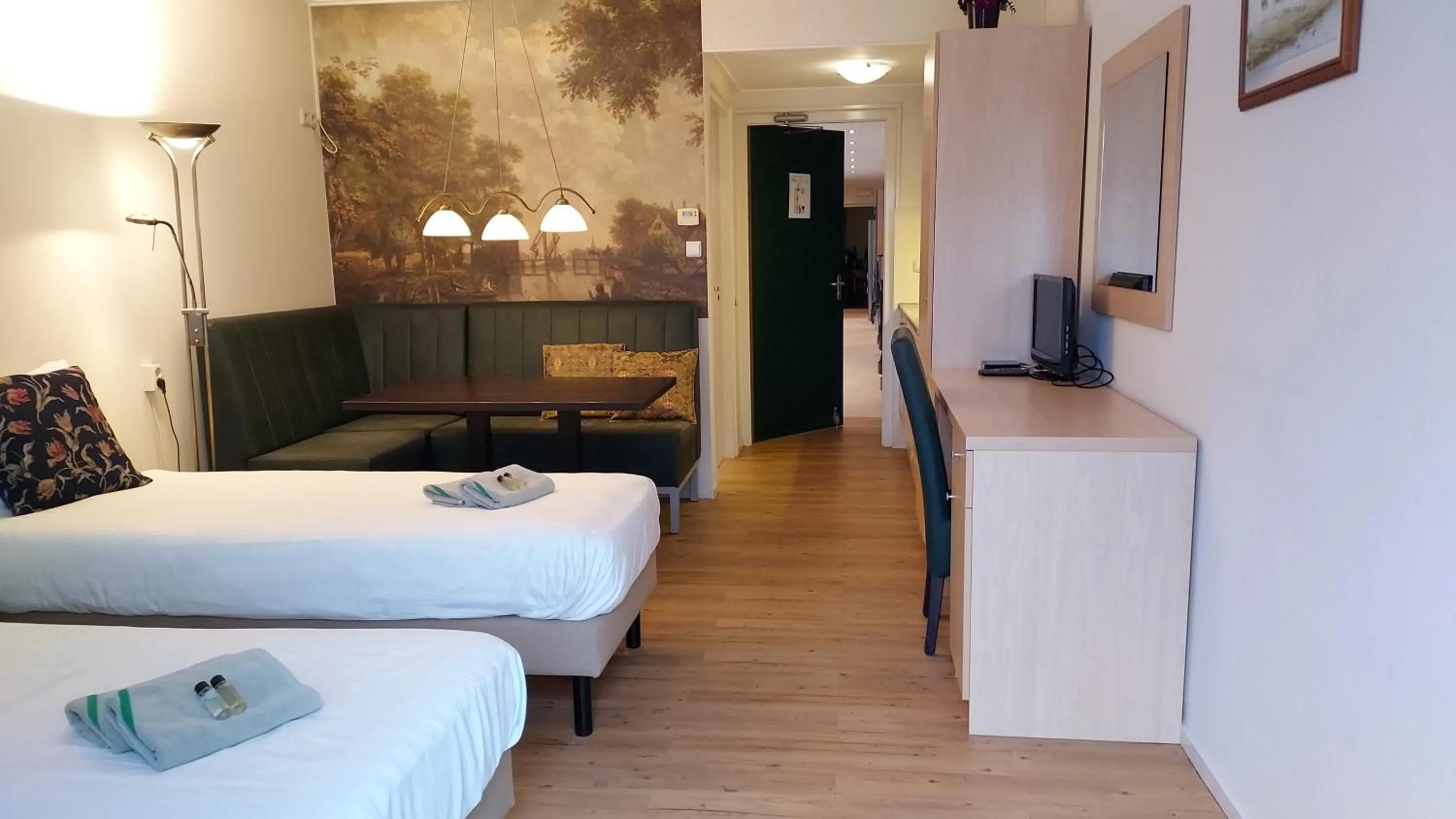 Property building, Bed in lodge 61 hotel aan het water