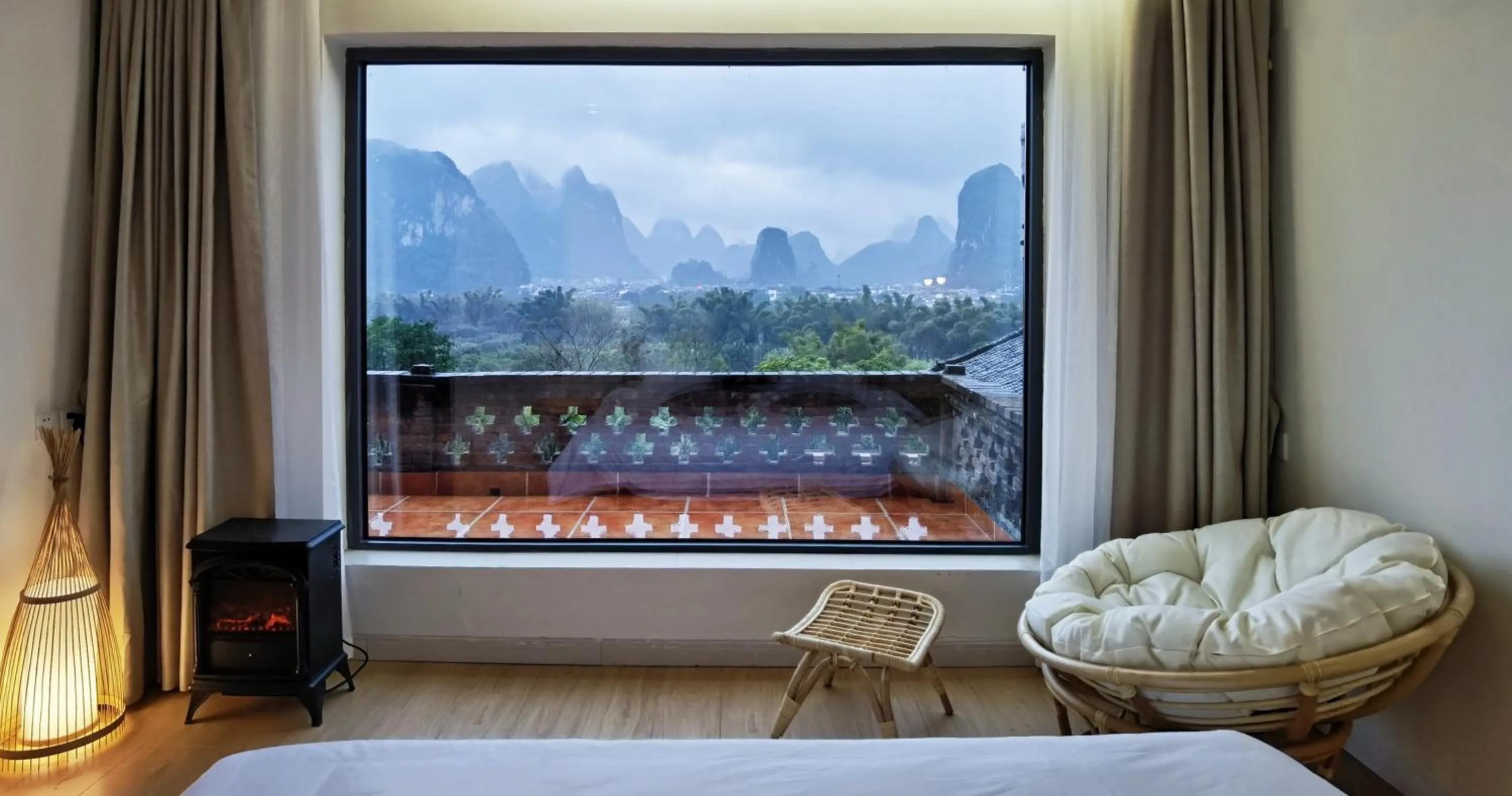 Mountain view, Bed in Riverside Retreat Hotel