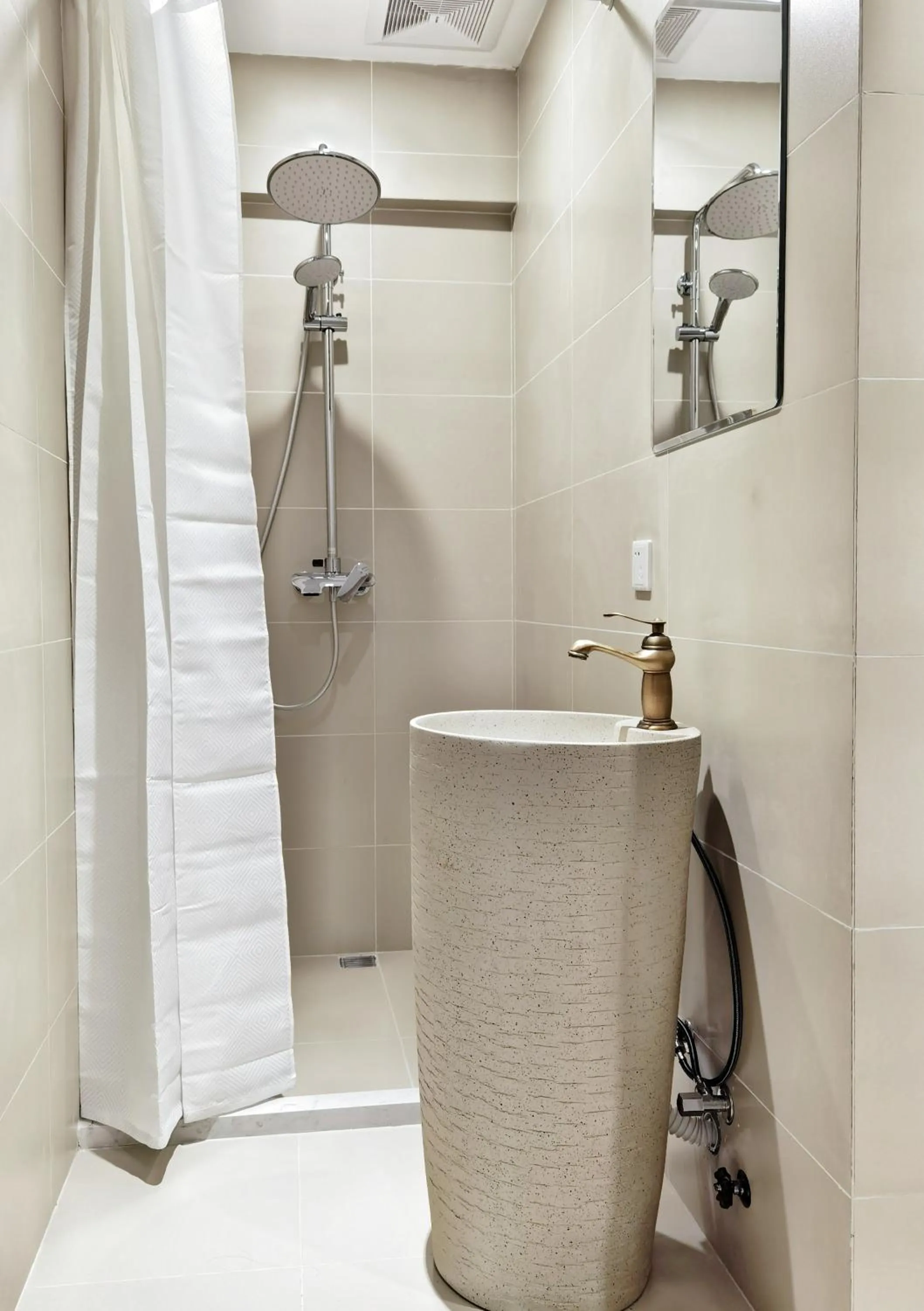 Bathroom in Riverside Retreat Hotel