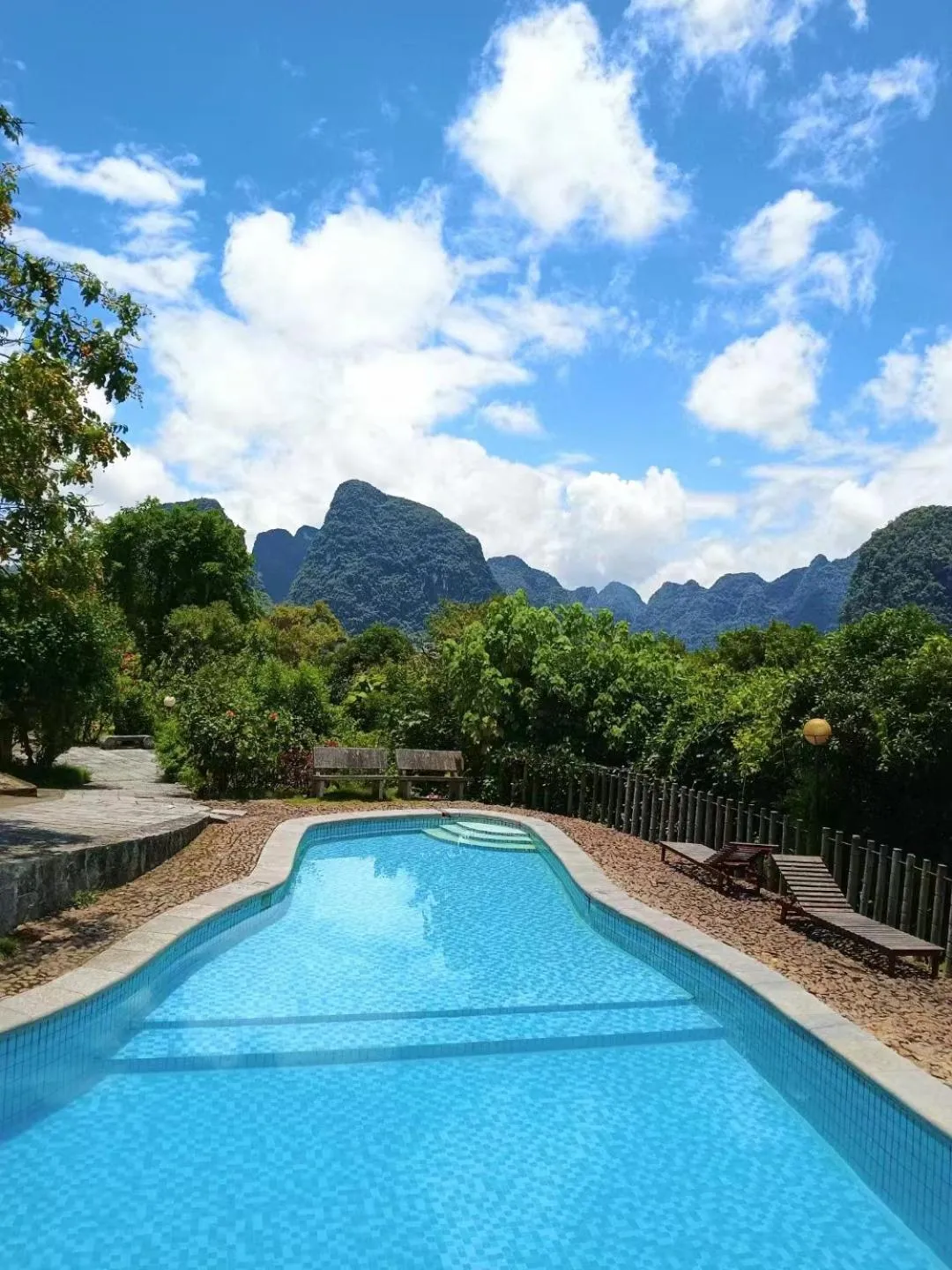 Swimming pool in Riverside Retreat Hotel