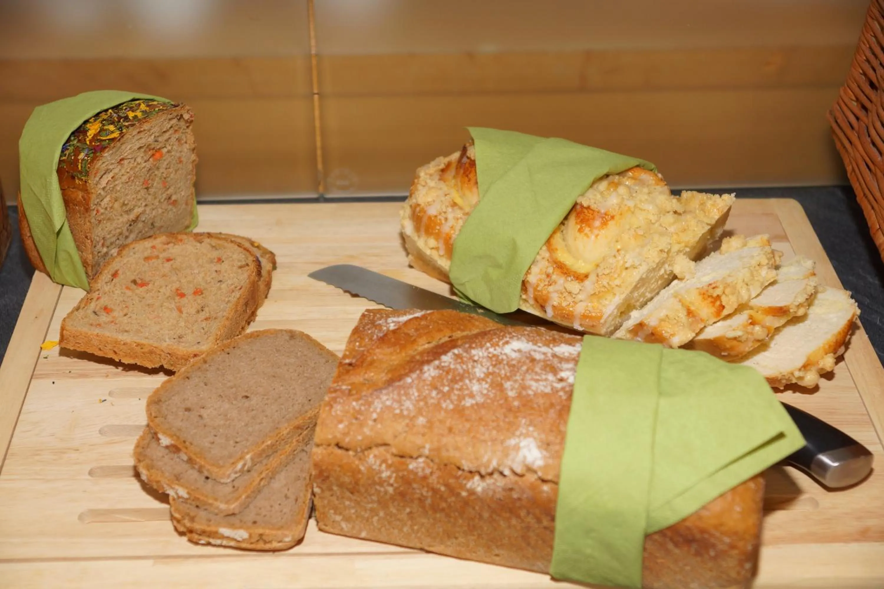 Buffet breakfast in Seehotel und Appartements Schnöller