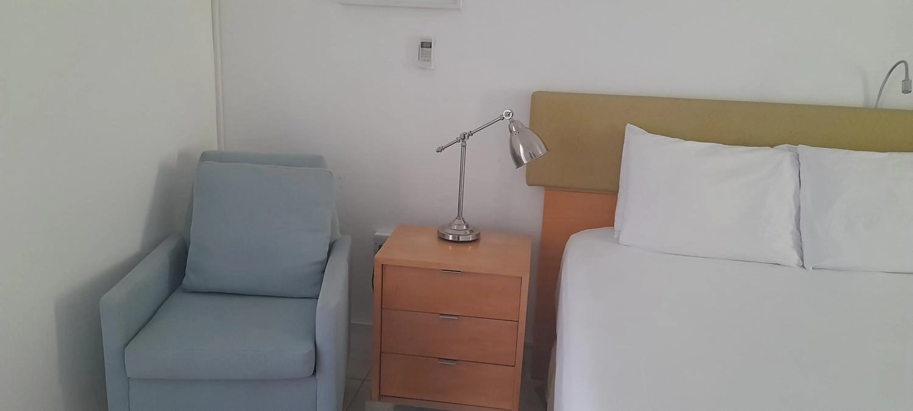 Seating area, Bed in Ocean's Edge Lodge Restaurant & Bar