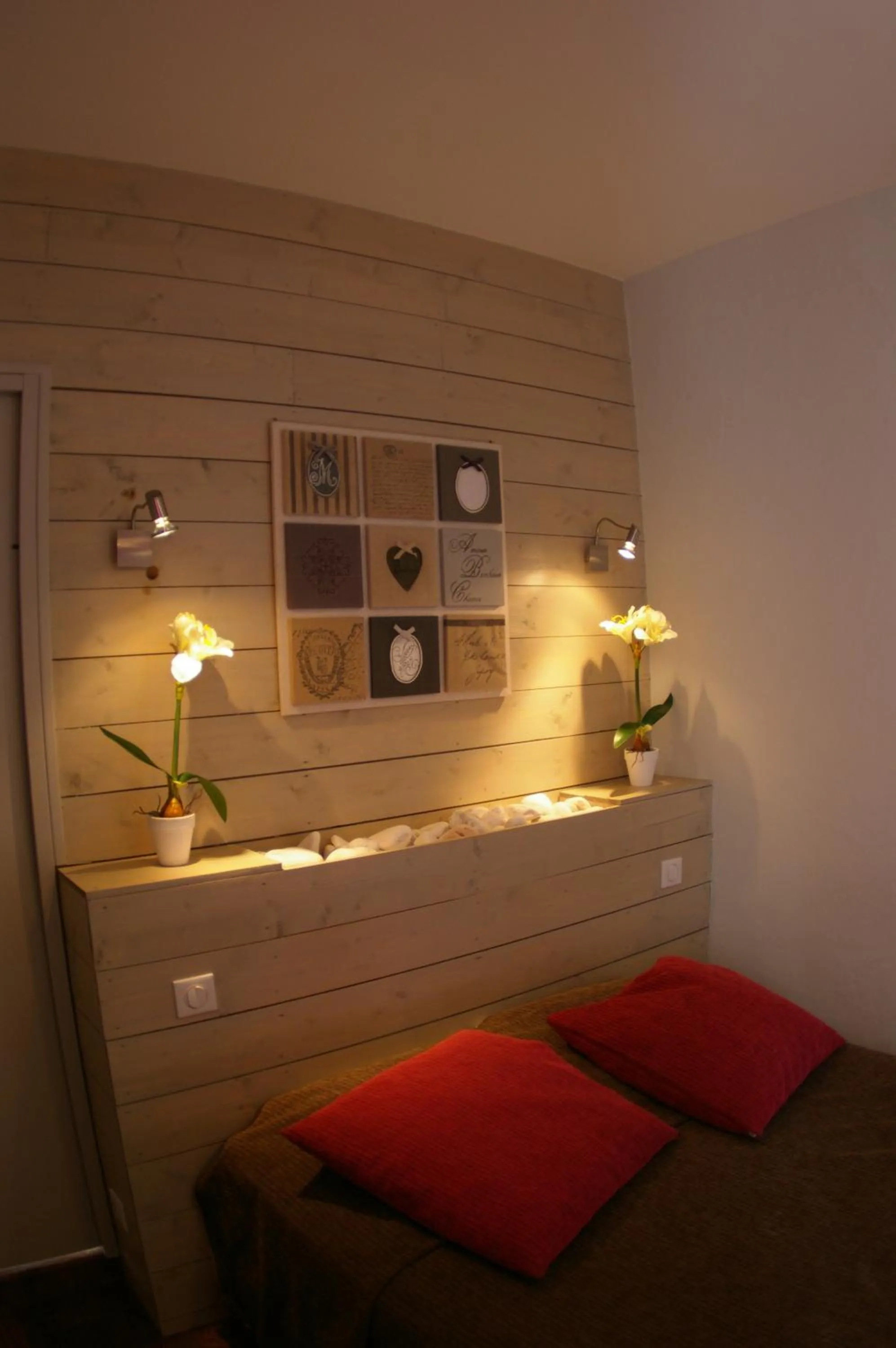 Bedroom, Bed in Logis Hôtel Le Cheval Noir