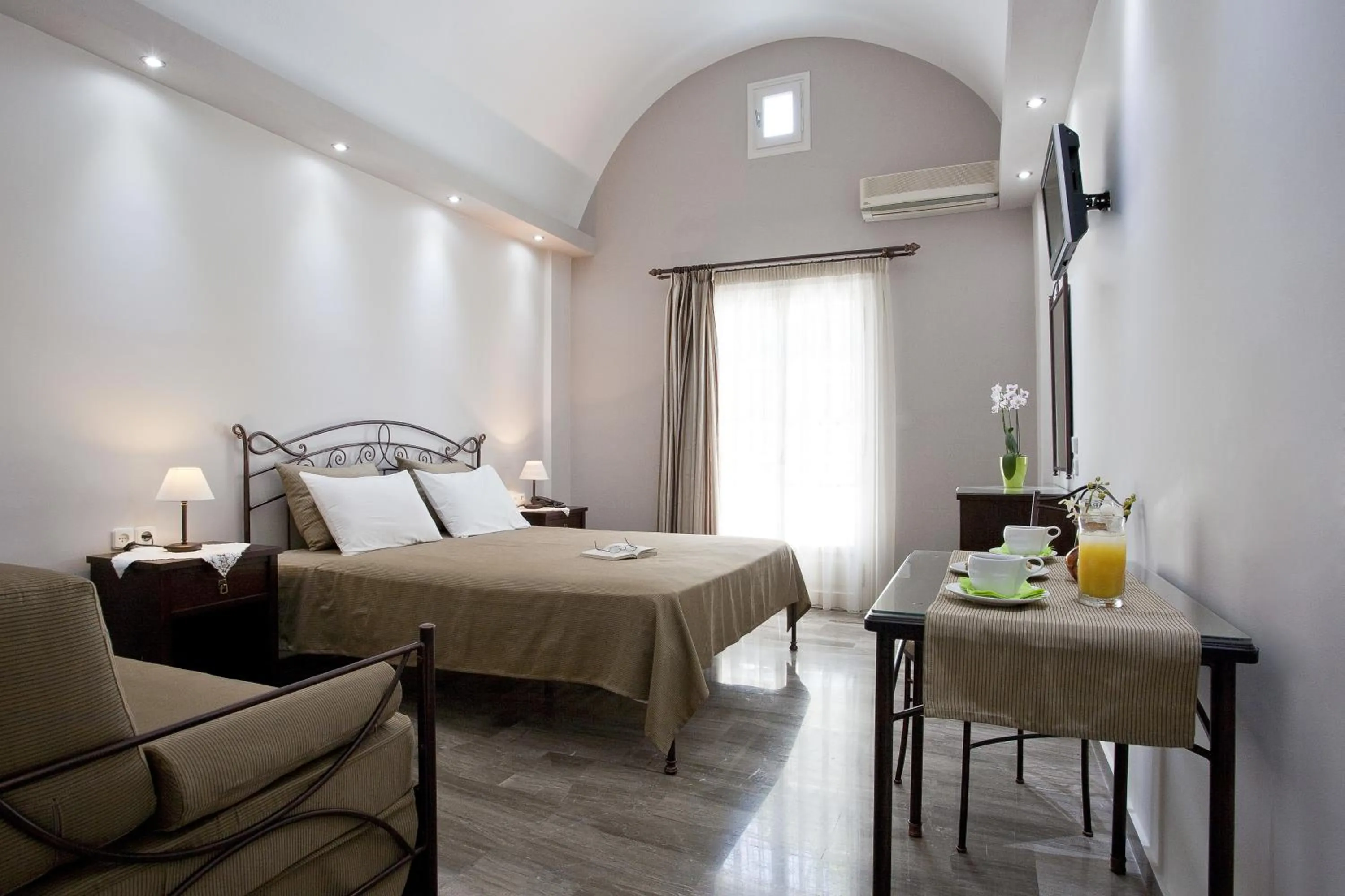 Photo of the whole room in Preka Maria