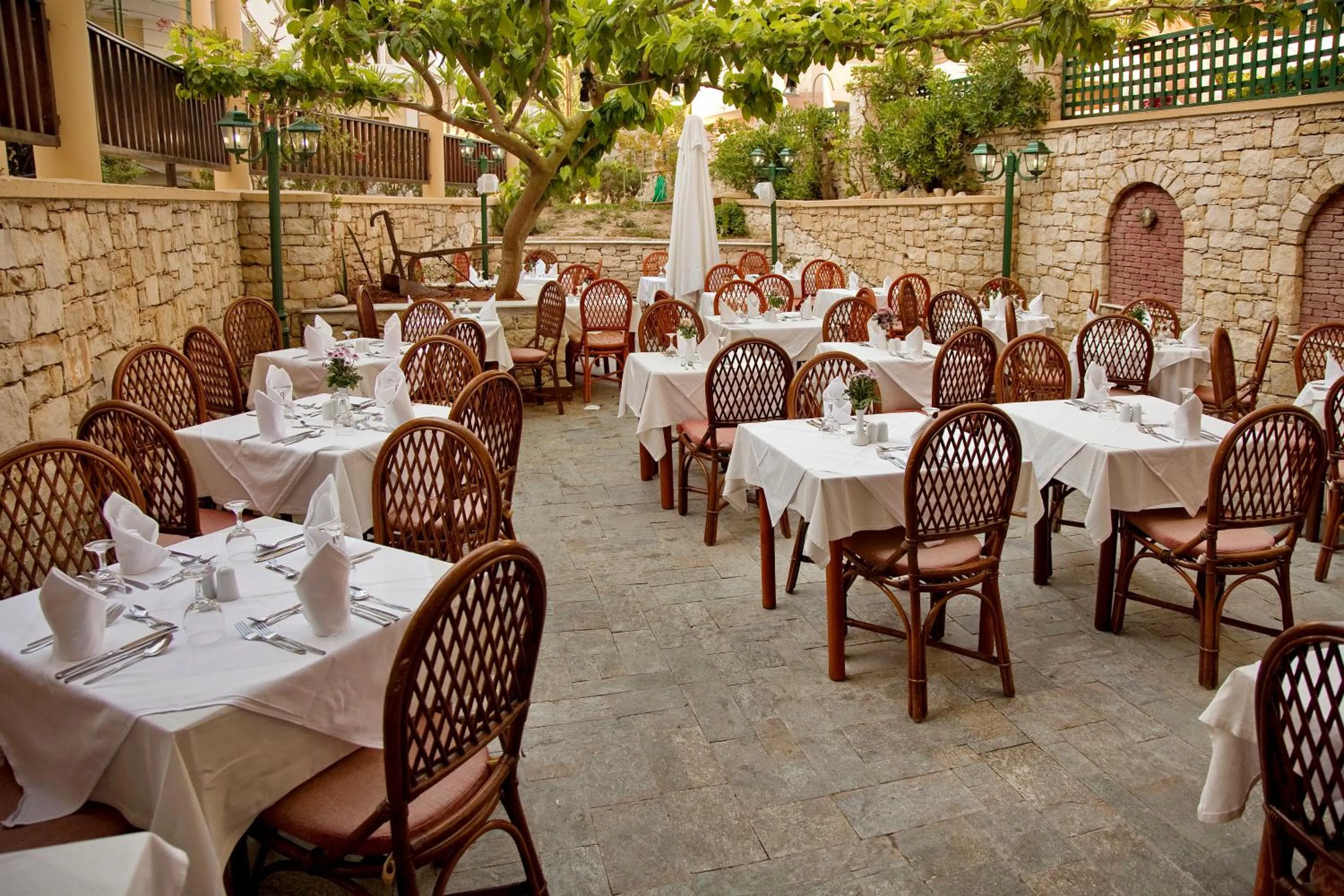 Restaurant/places to eat in Jo An Beach Hotel