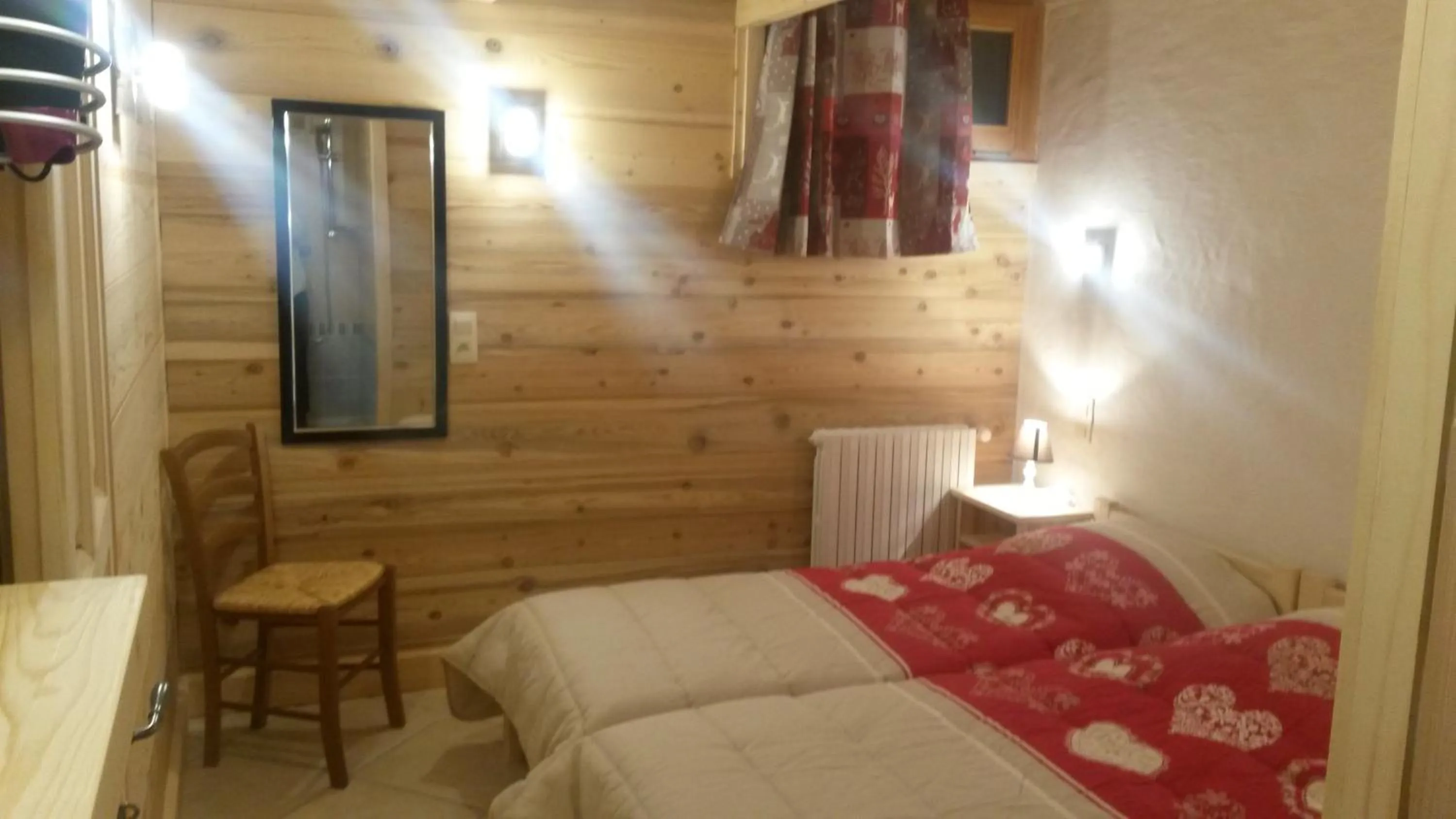 Photo of the whole room, Bed in Apart'hotel & Spa "La Destière"