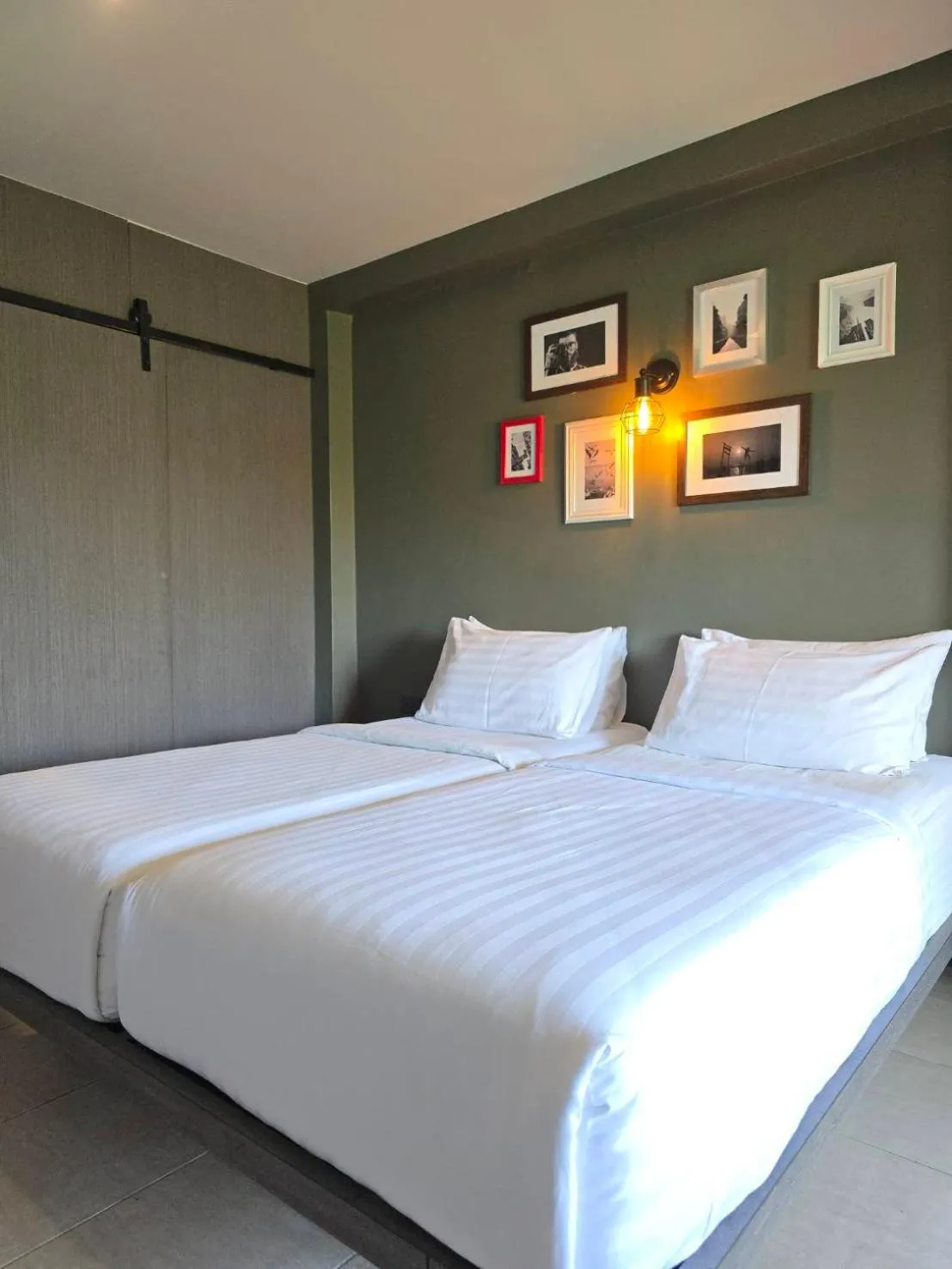 Photo of the whole room, Bed in BB House Rambuttri2 บีบี เฮ้าส์ รามบุตรี2