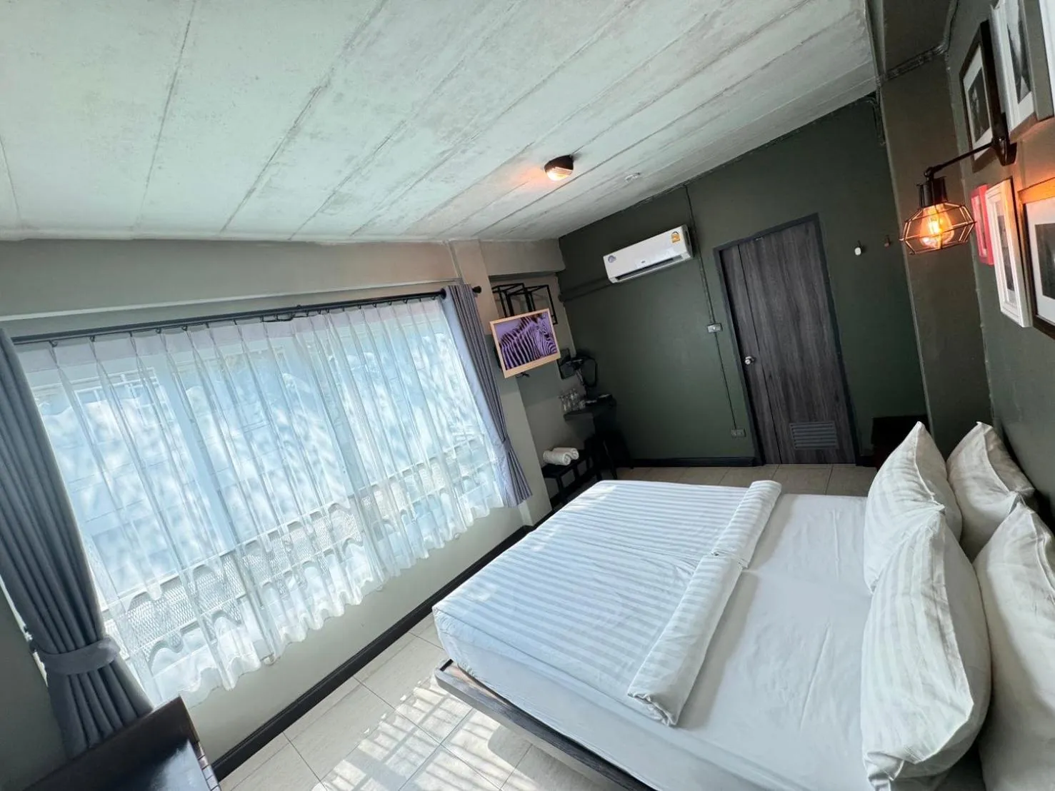 Photo of the whole room, Bed in BB House Rambuttri2 บีบี เฮ้าส์ รามบุตรี2