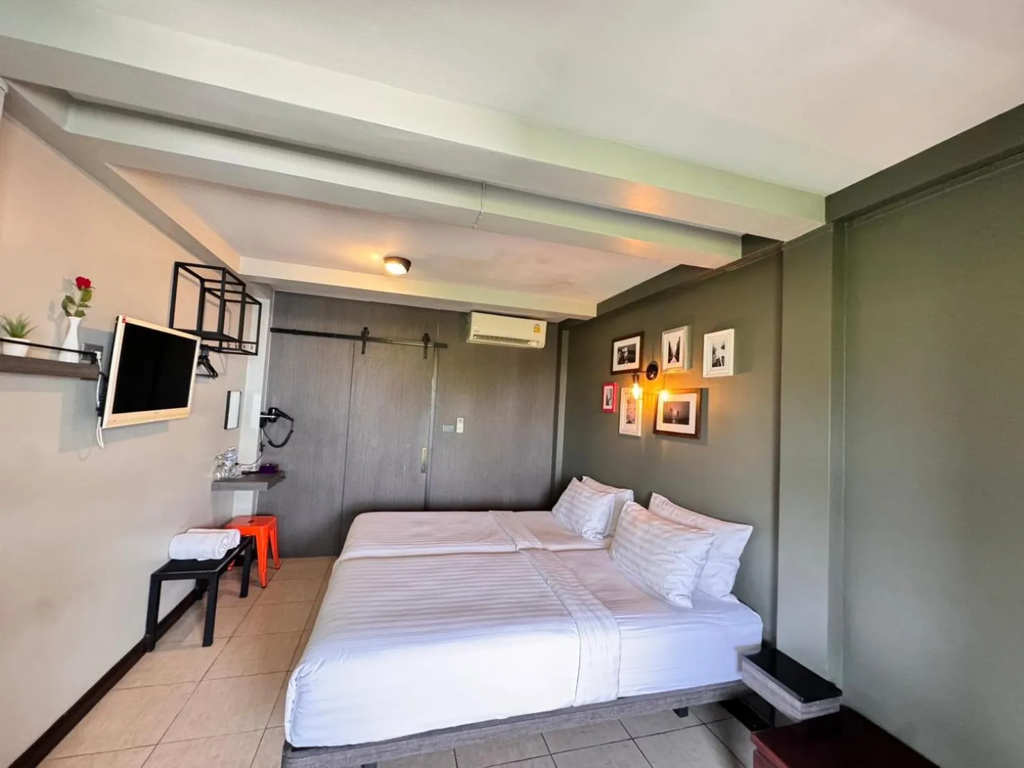 Photo of the whole room, Bed in BB House Rambuttri2 บีบี เฮ้าส์ รามบุตรี2