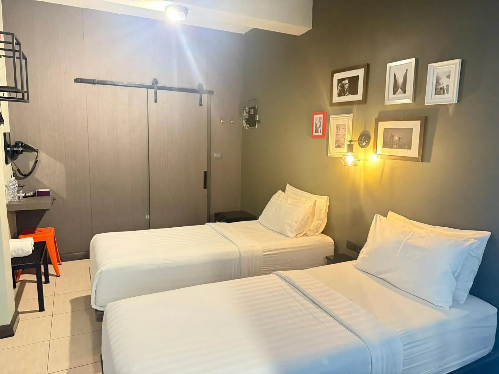 Photo of the whole room, Bed in BB House Rambuttri2 บีบี เฮ้าส์ รามบุตรี2