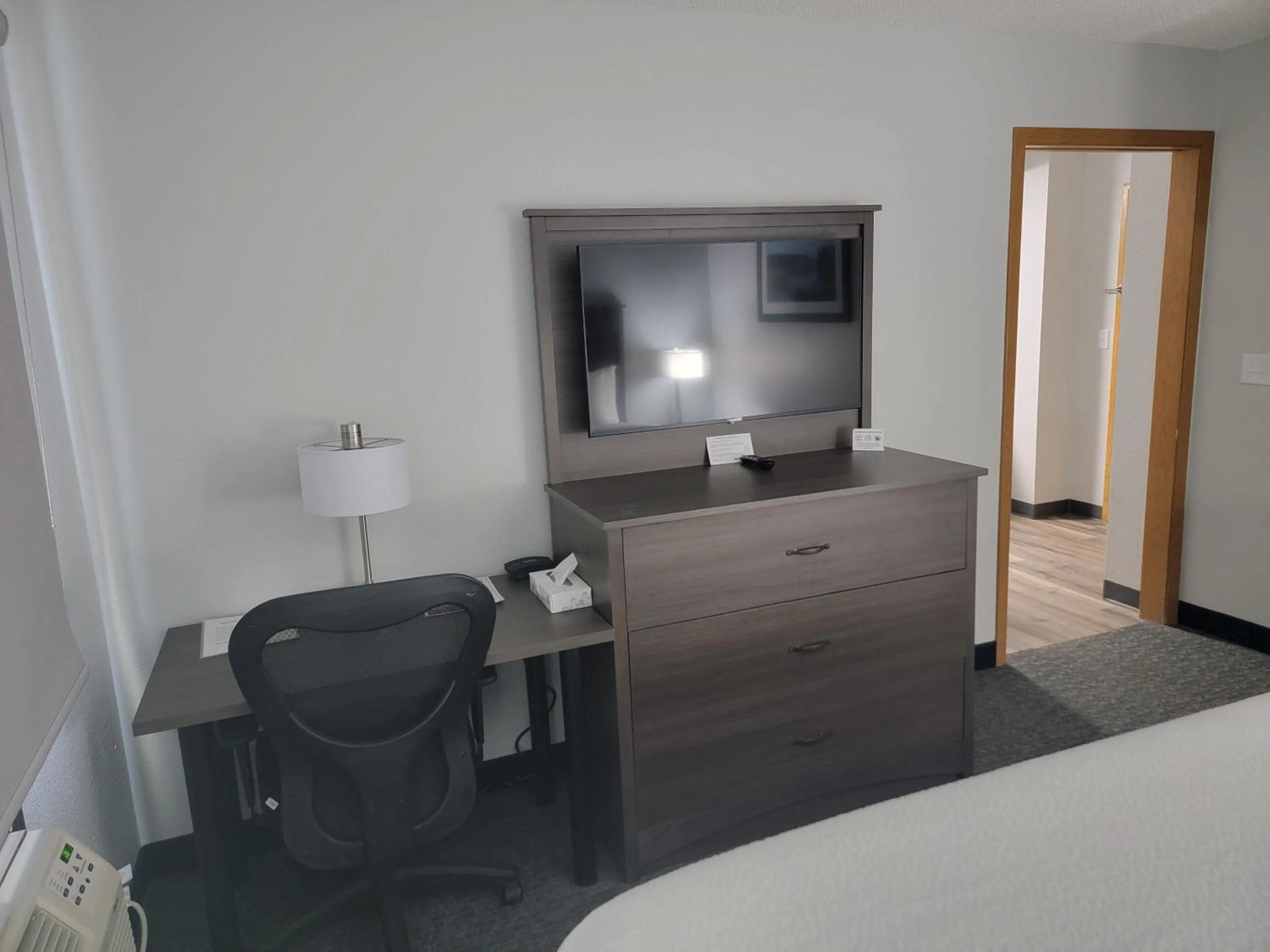 TV and multimedia, Bed in Americas Best Value Inn and Suites Bismarck