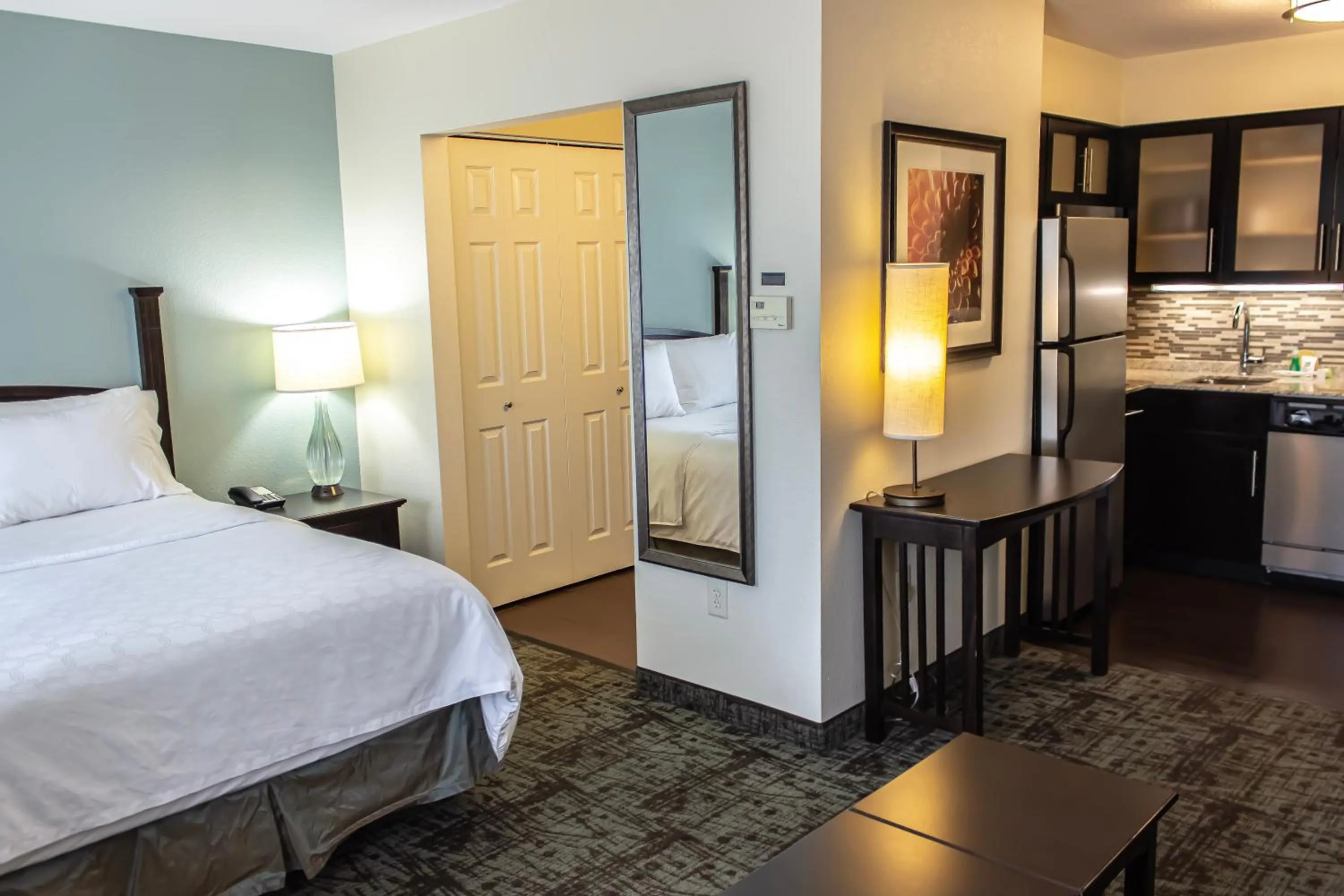 Kitchen or kitchenette, Bed in Staybridge Suites Minot by IHG