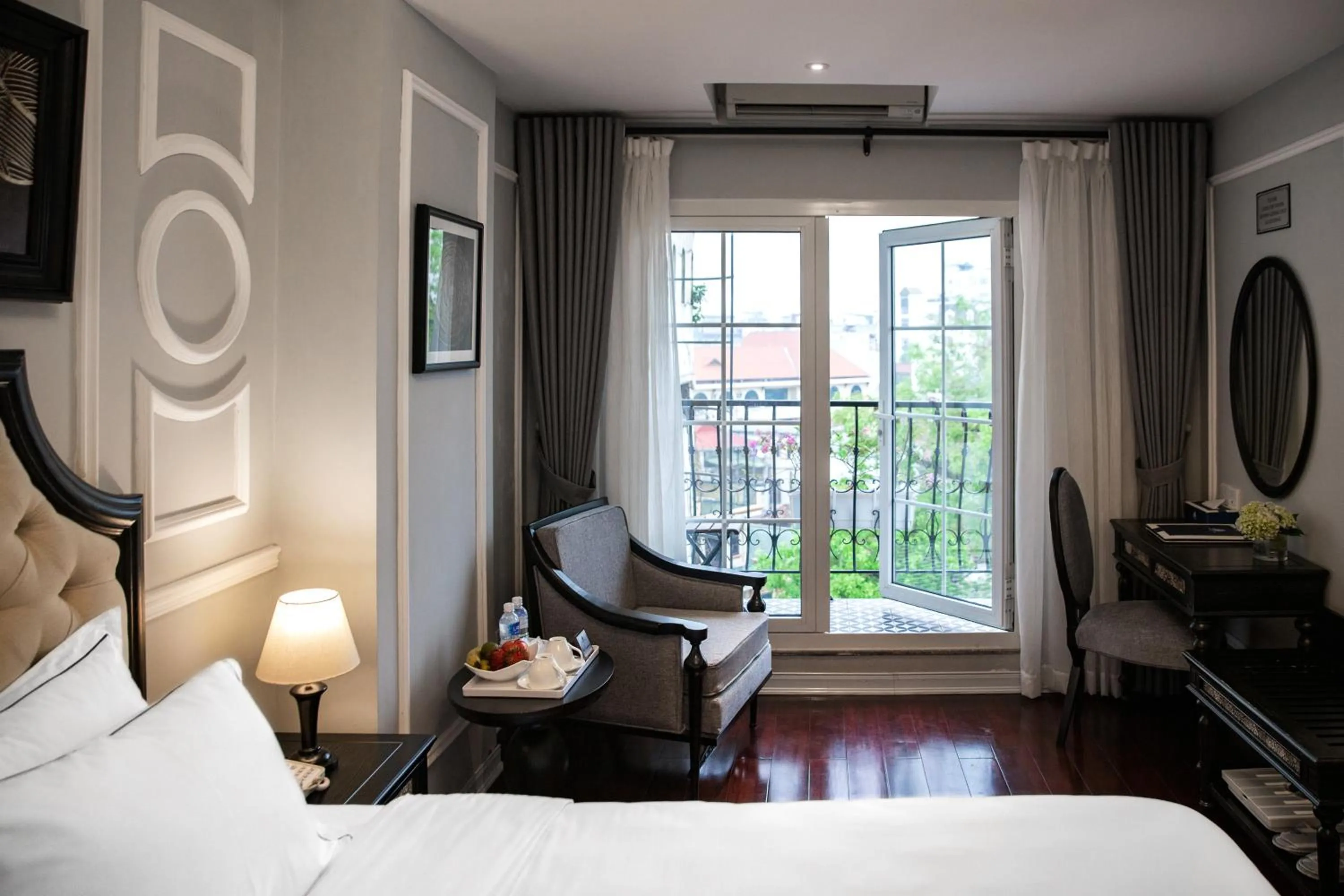 Seating area, Bed in Acoustic Hotel & Spa