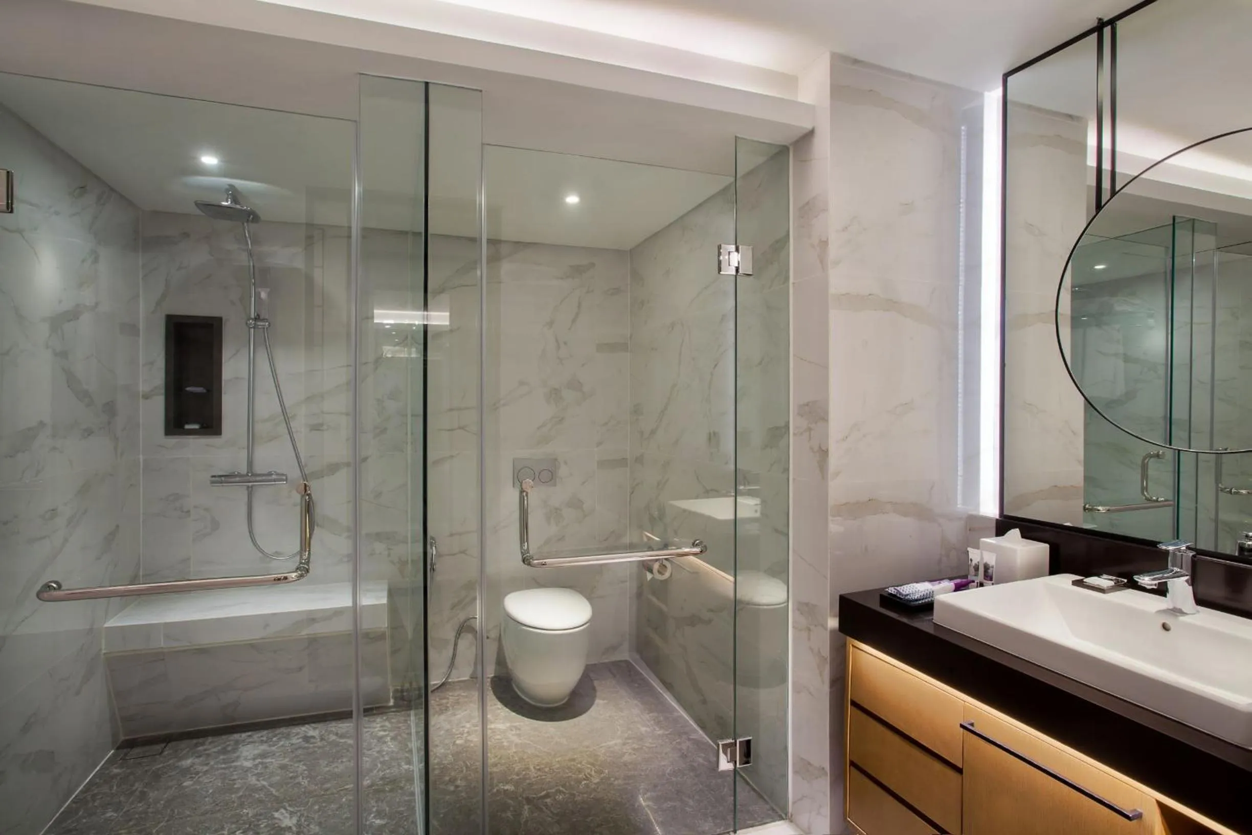 Shower in Mercure Jakarta Batavia