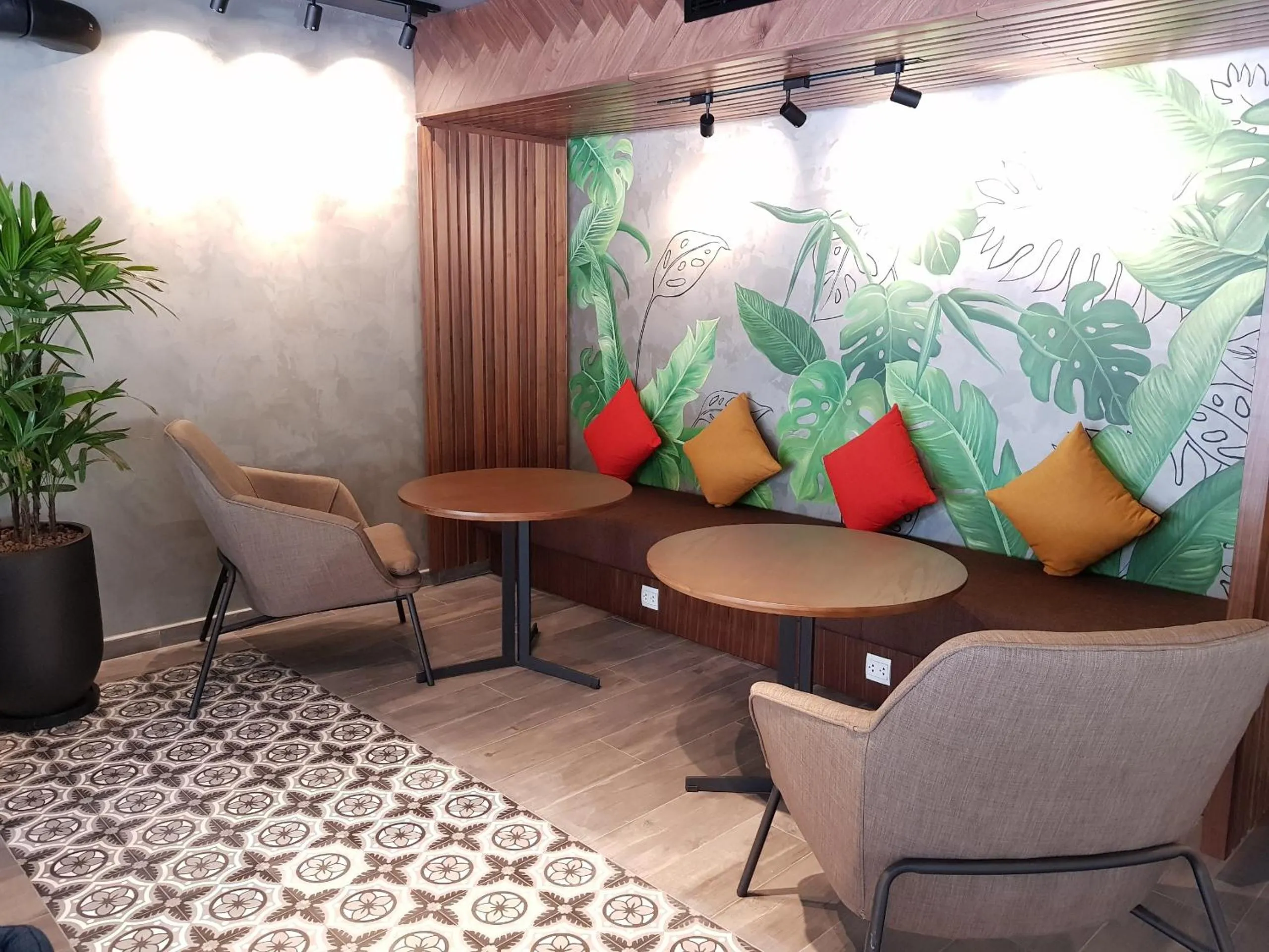 Restaurant/places to eat in Orchid Boutique Hotel & Apartment