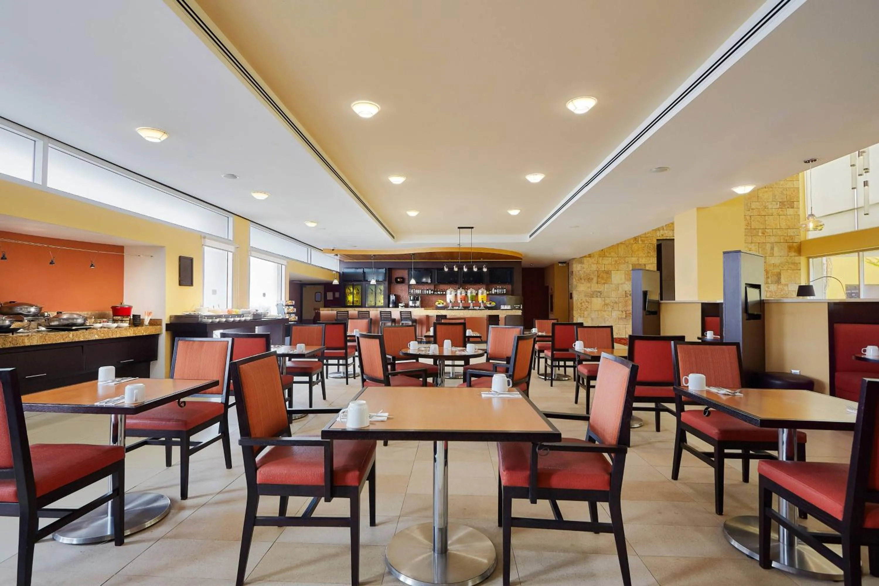 Restaurant/places to eat in Courtyard by Marriott Leon at The Poliforum