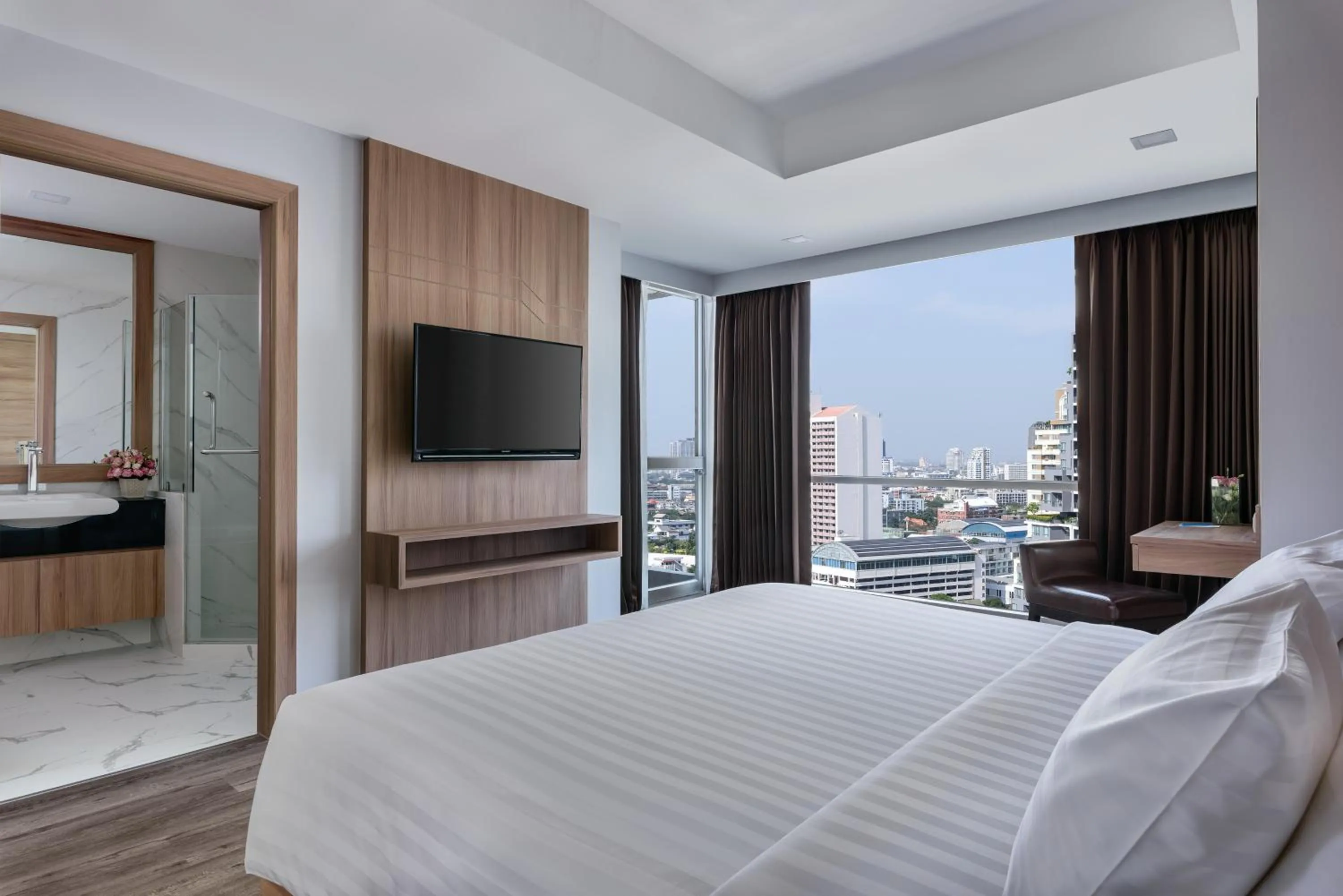 Bedroom, Bed in Adelphi Grande Sukhumvit