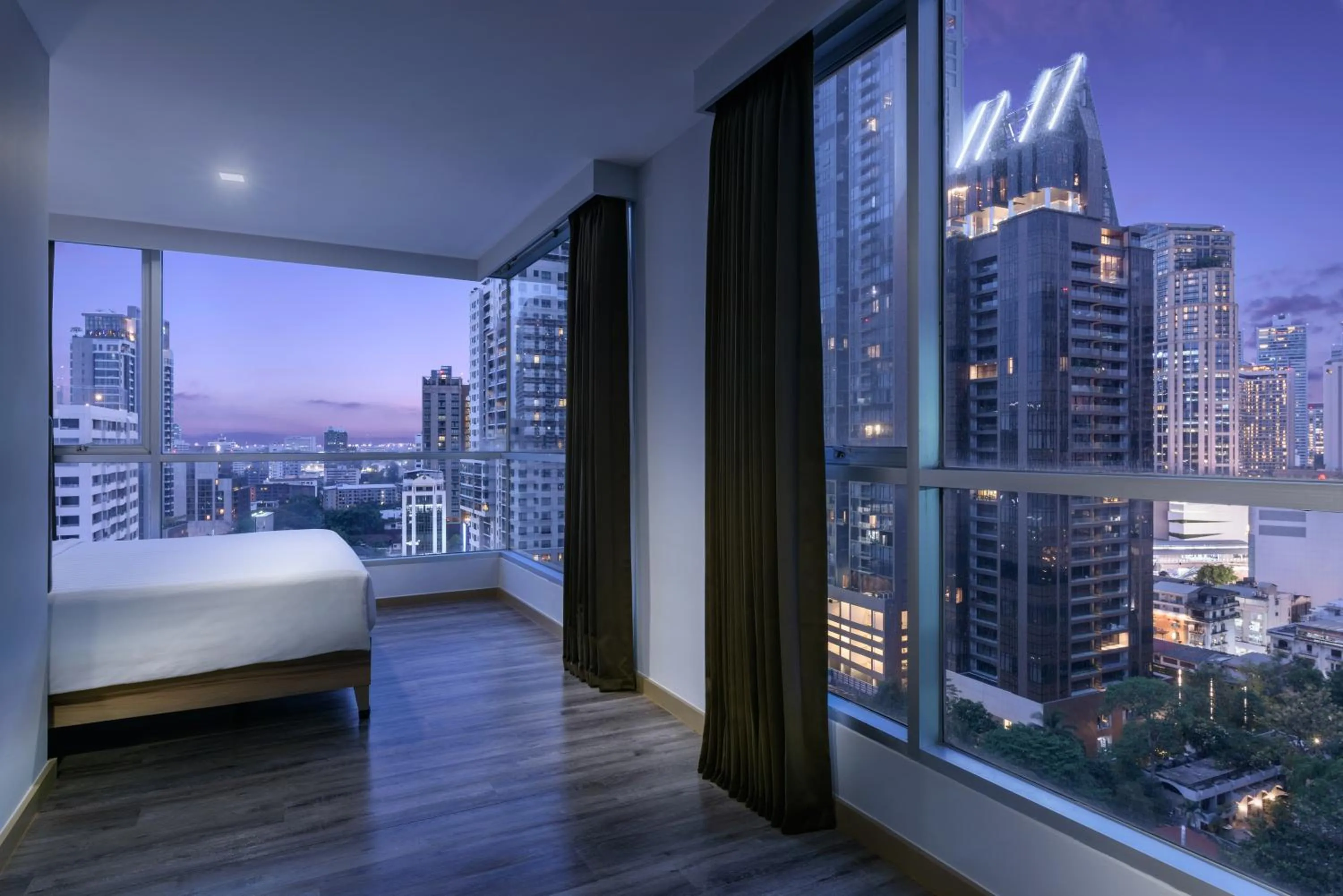 City view, Bed in Adelphi Grande Sukhumvit